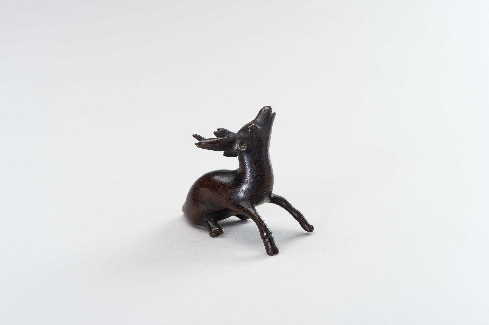 A CHINESE BRONZE FIGURE OF A STAG - Image 7 of 9