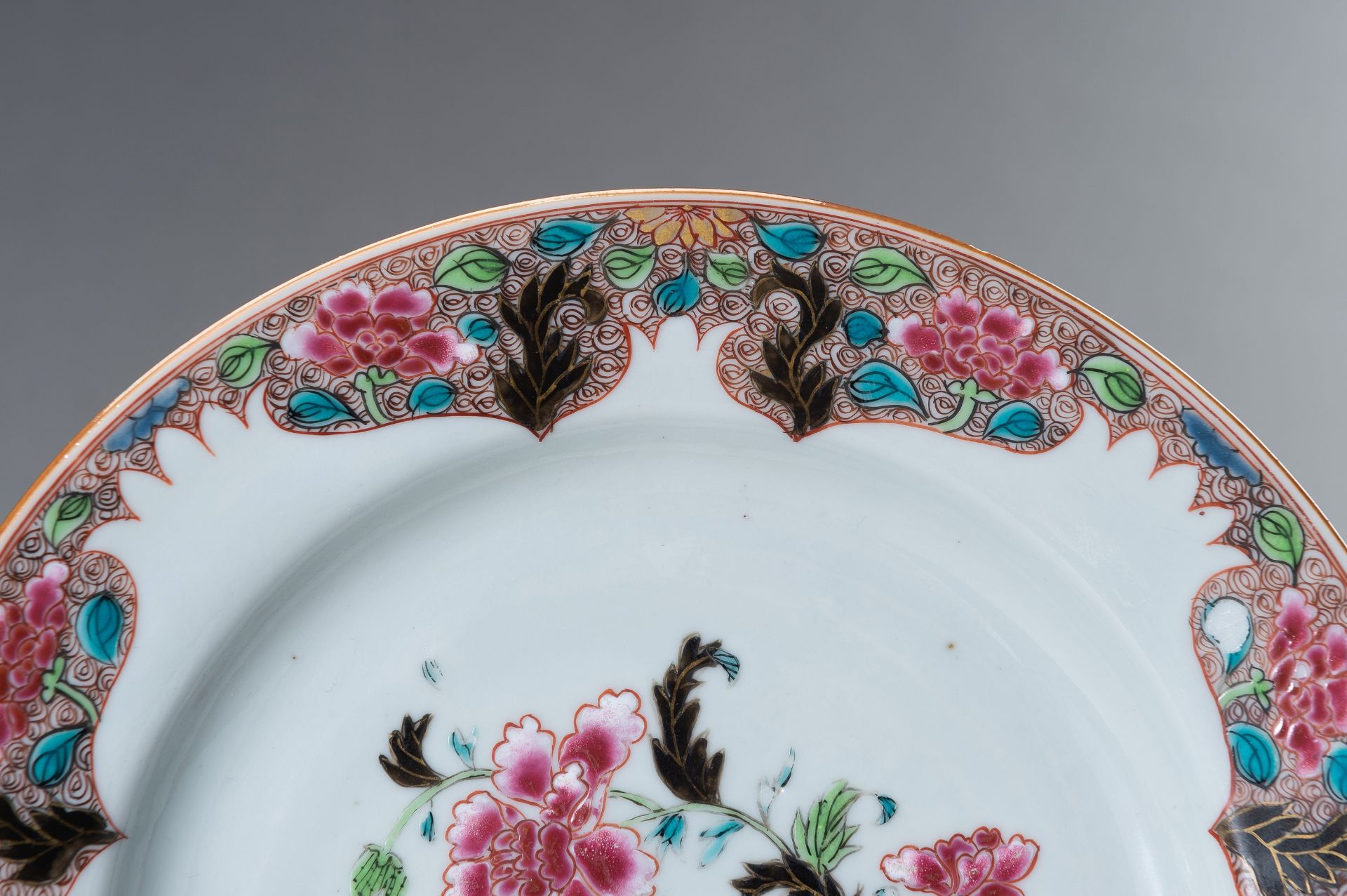 A 'FLORAL' FAMILLE ROSE PORCELAIN PLATE - Bild 3 aus 6