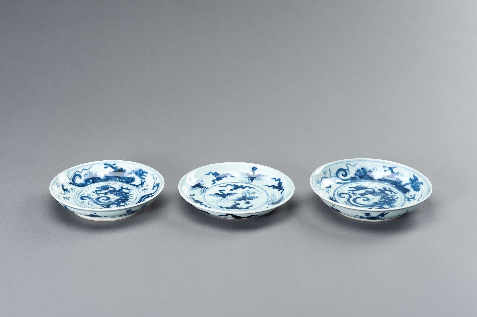 THREE SMALL 'DRAGON AND PHOENIX' PORCELAIN DISHES - Bild 12 aus 13