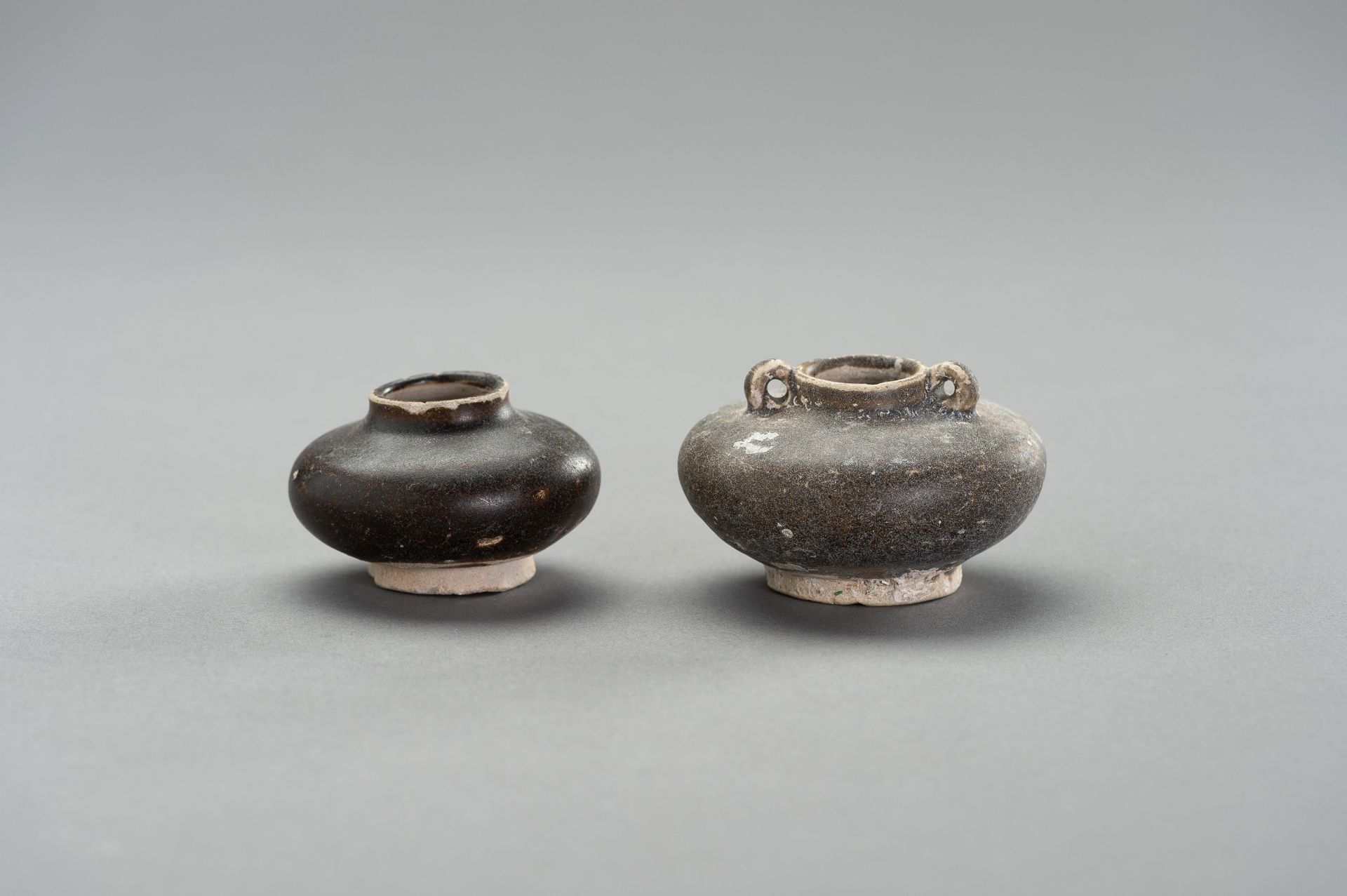 TWO GLAZED CERAMIC 'SHIPWRECK' POTS - Bild 2 aus 8