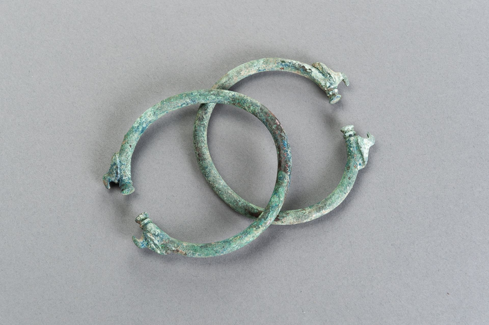 A PAIR OF BRONZE BRACELETS - Image 5 of 6
