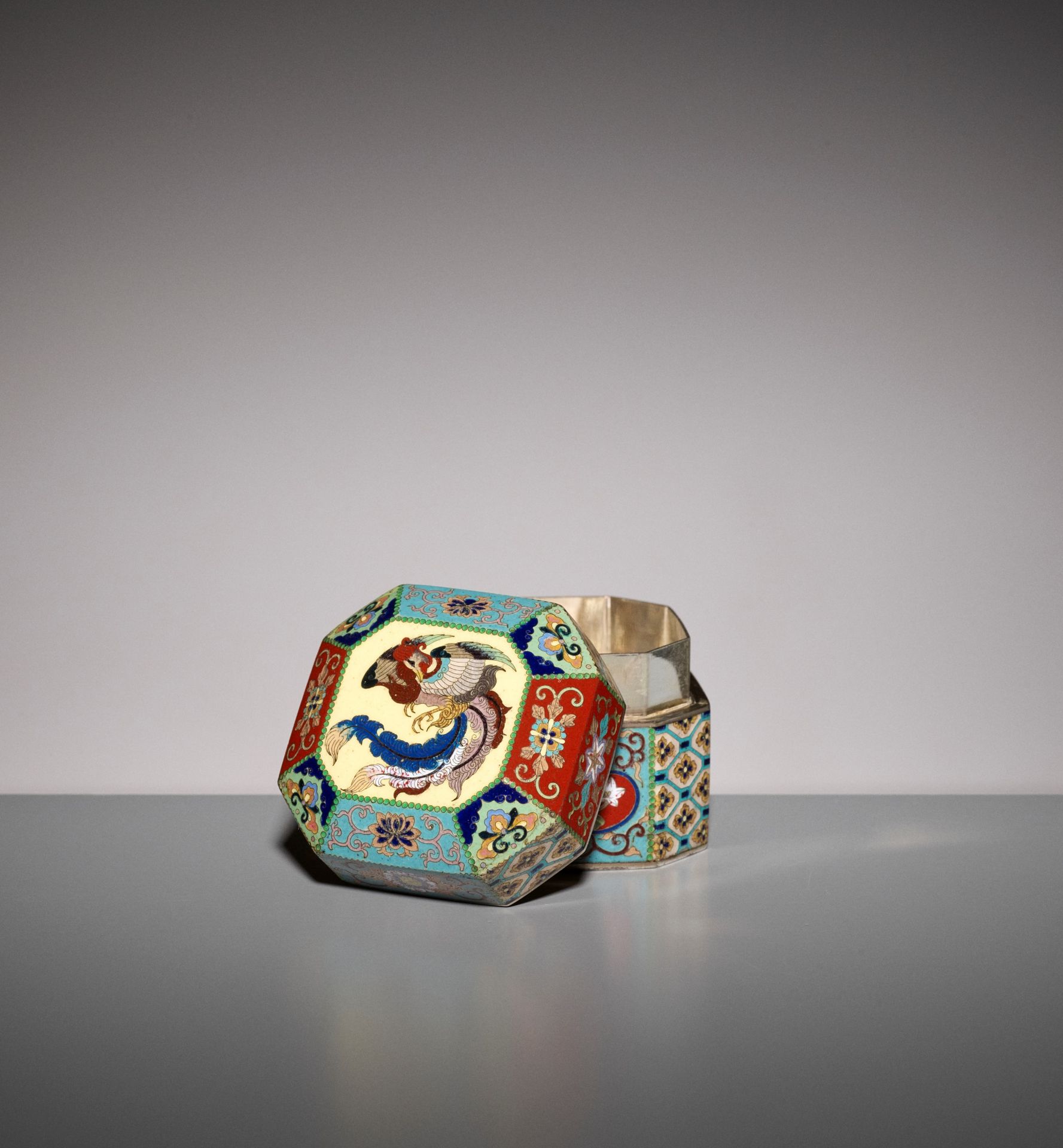 A SUPERB MINIATURE CLOISONNE ENAMEL BOX AND COVER