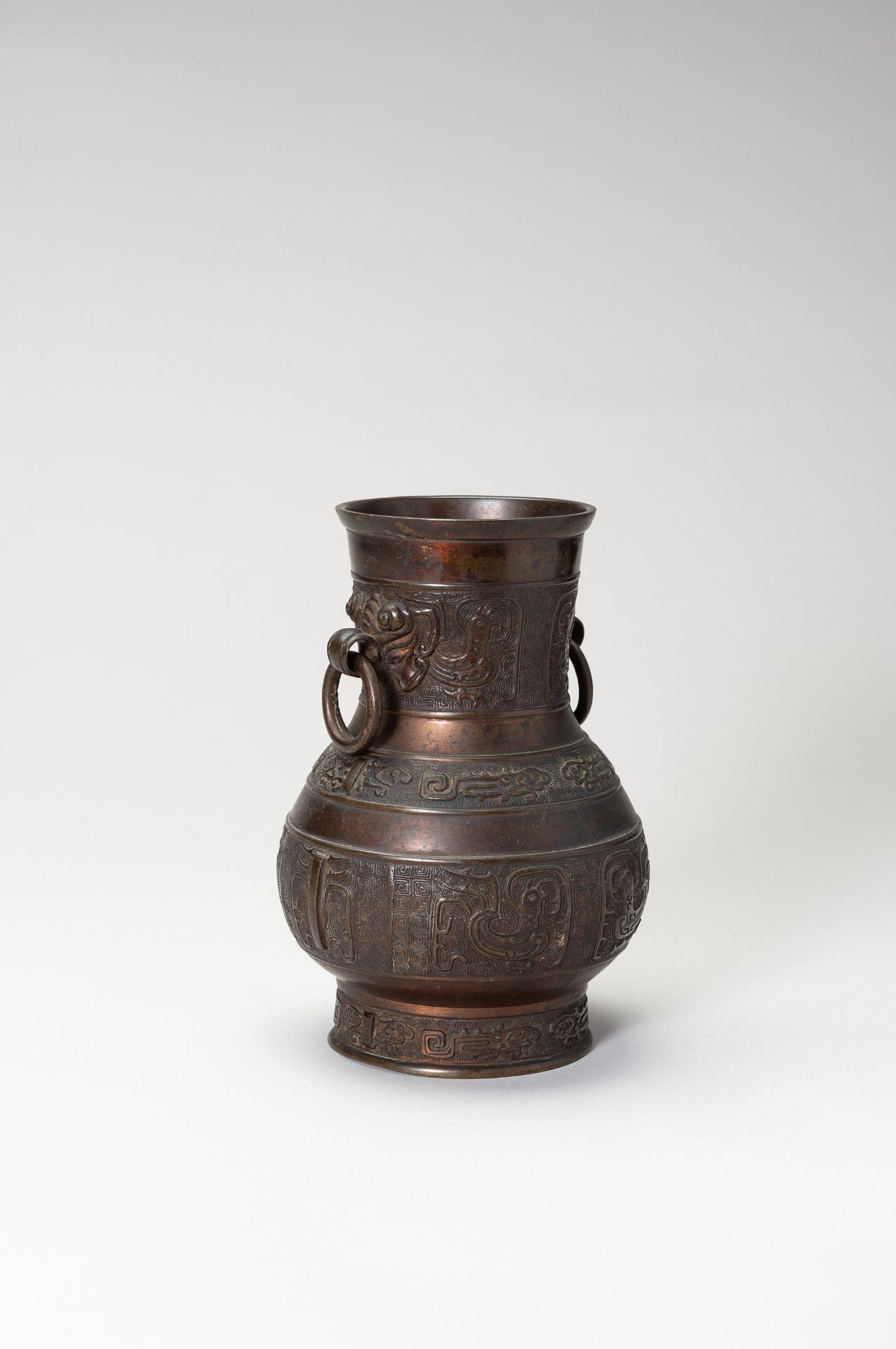 AN ARCHAISTIC BRONZE VASE - Bild 3 aus 12