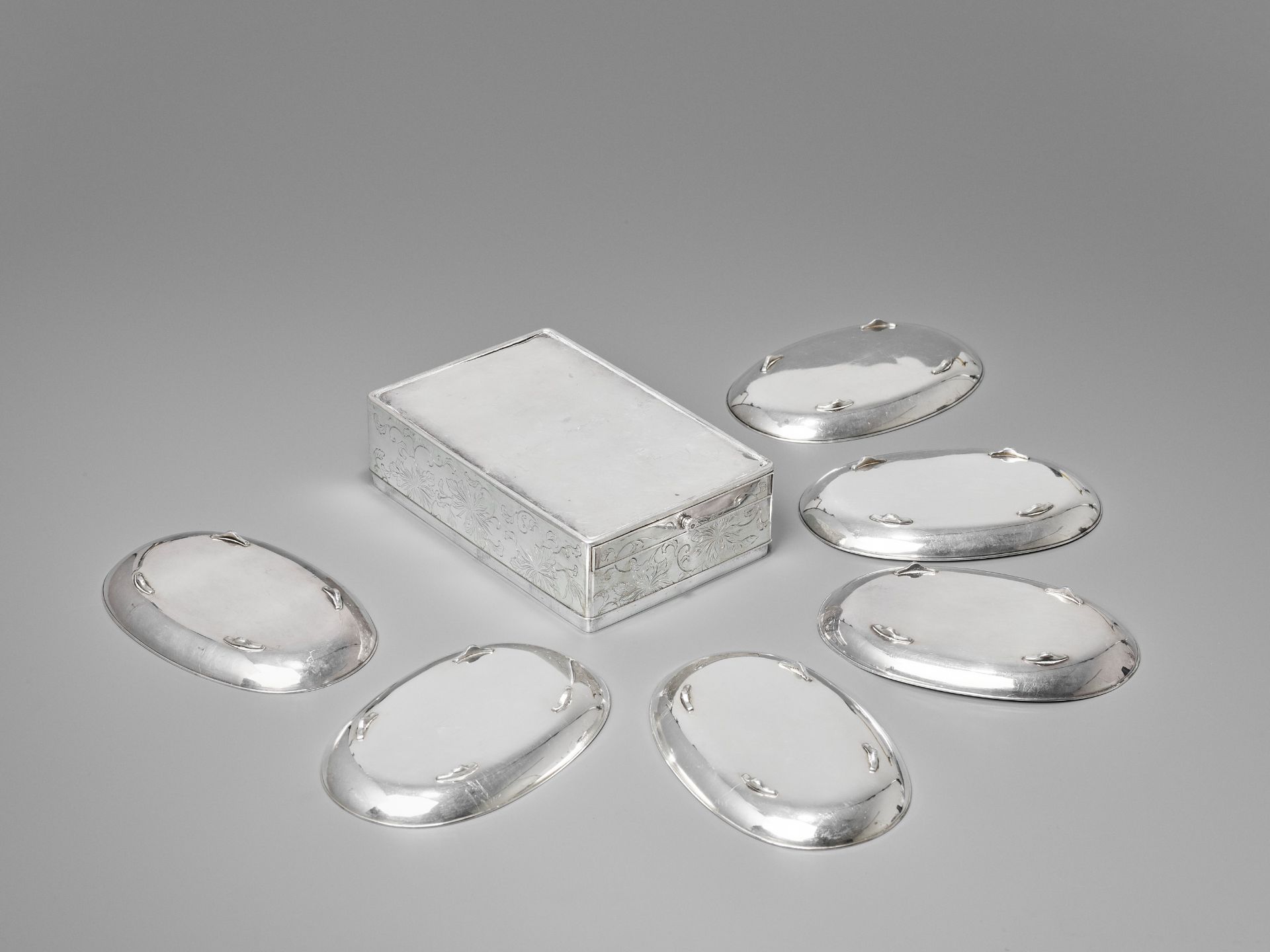 HIRATA SHIGEMITSU: A SET OF SILVER BOX AND COVER AND SIX SILVER TRAYS - Image 5 of 12