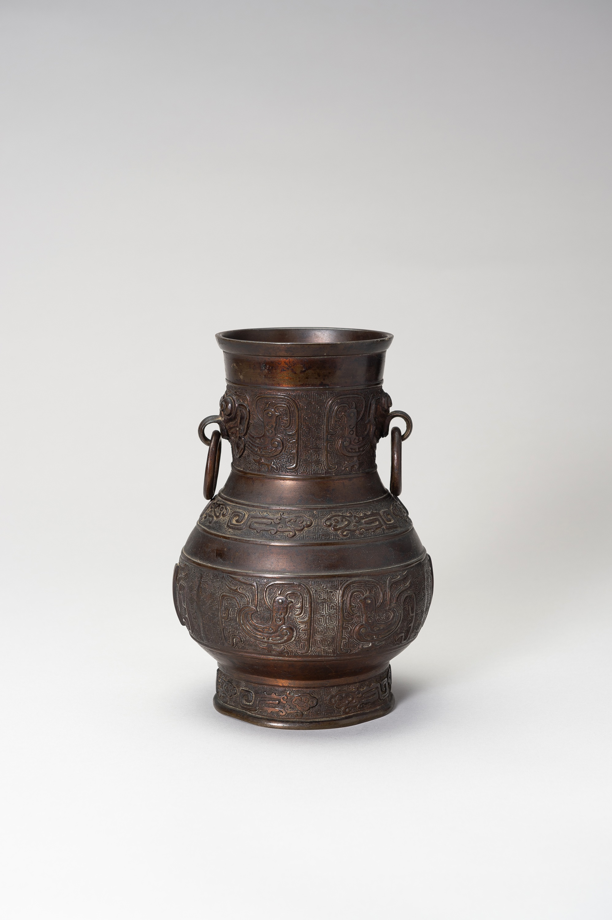 AN ARCHAISTIC BRONZE VASE