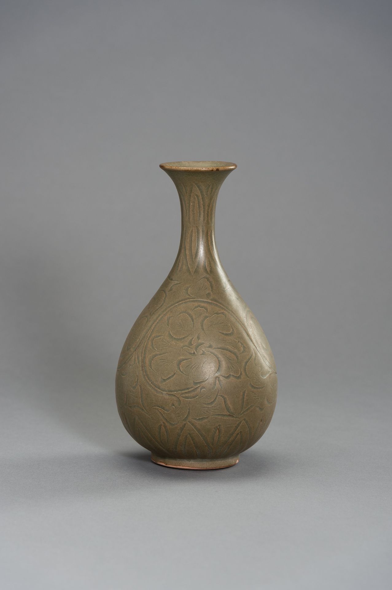 A YUAN TO MING STYLE CELADON CERAMIC VASE - Image 3 of 9