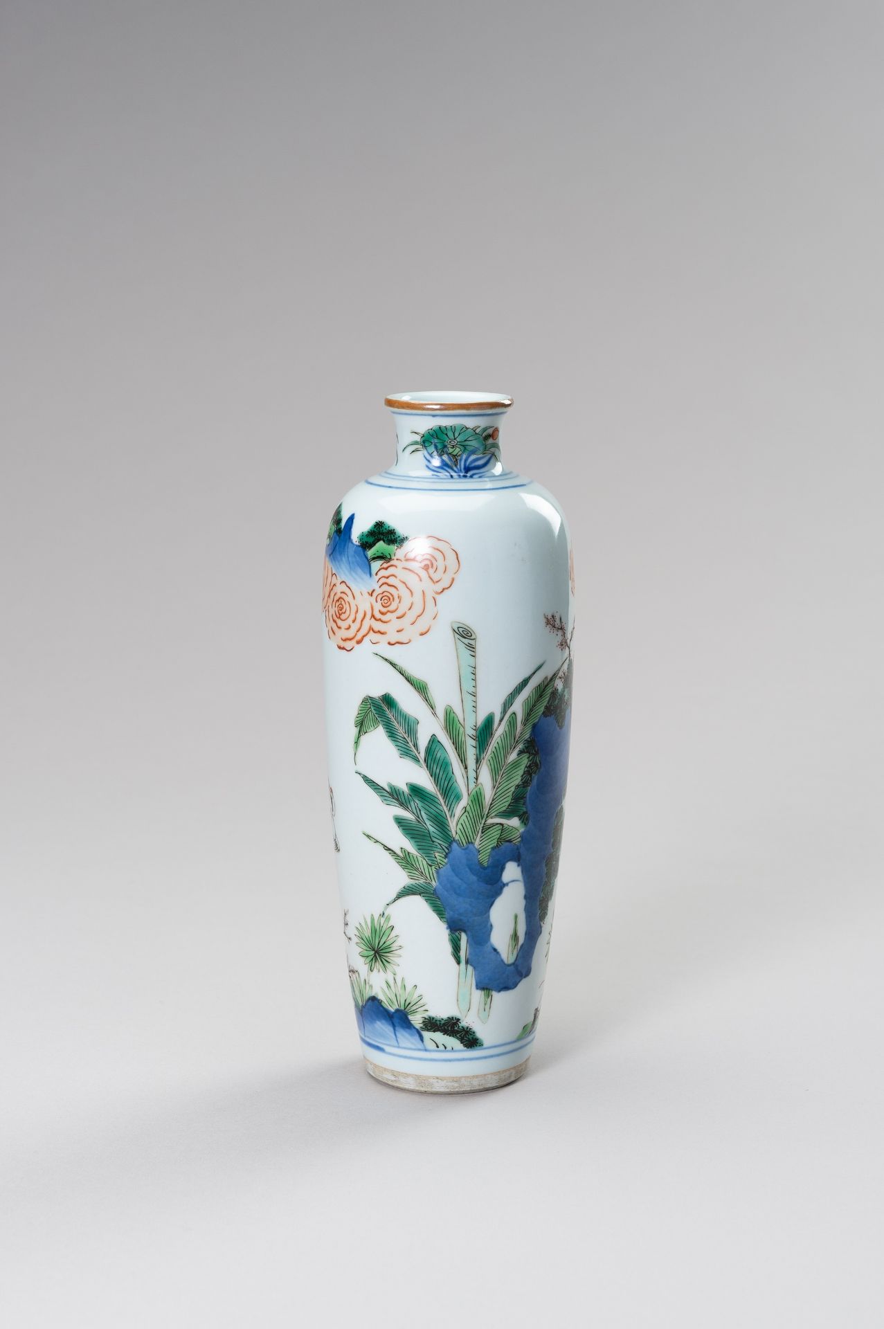 A PORCELAIN 'WUCAI' VASE WITH A COURT FIGURE AND SERVANTS IN A PALACE GARDEN - Bild 5 aus 10