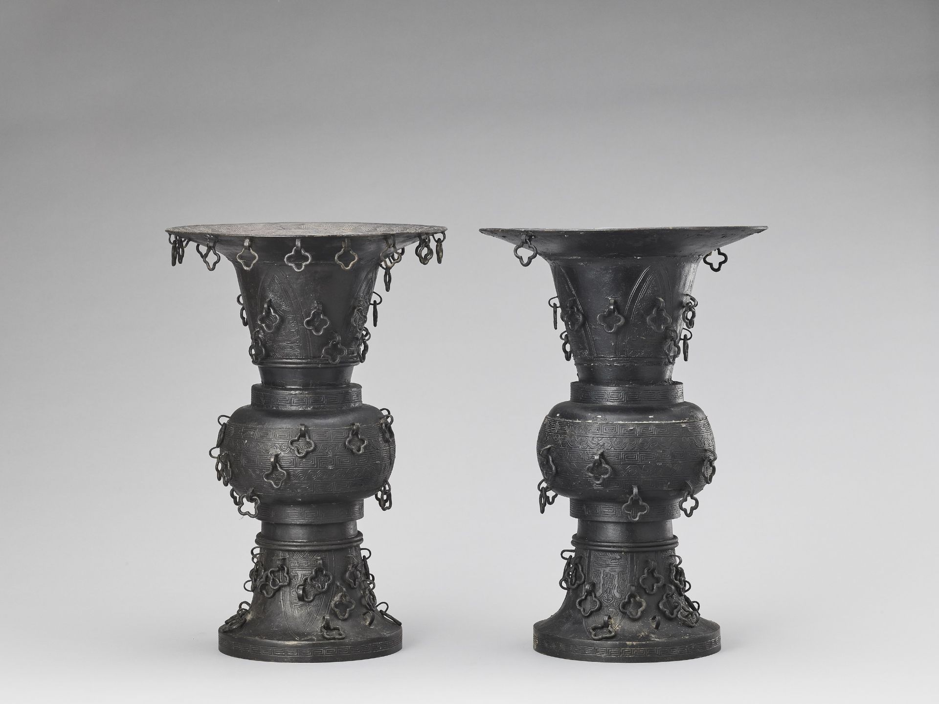 A PAIR OF METAL ALLOY ARCHAISTIC YEN YEN VASES, LATE QING TO REPUBLIC - Image 2 of 10