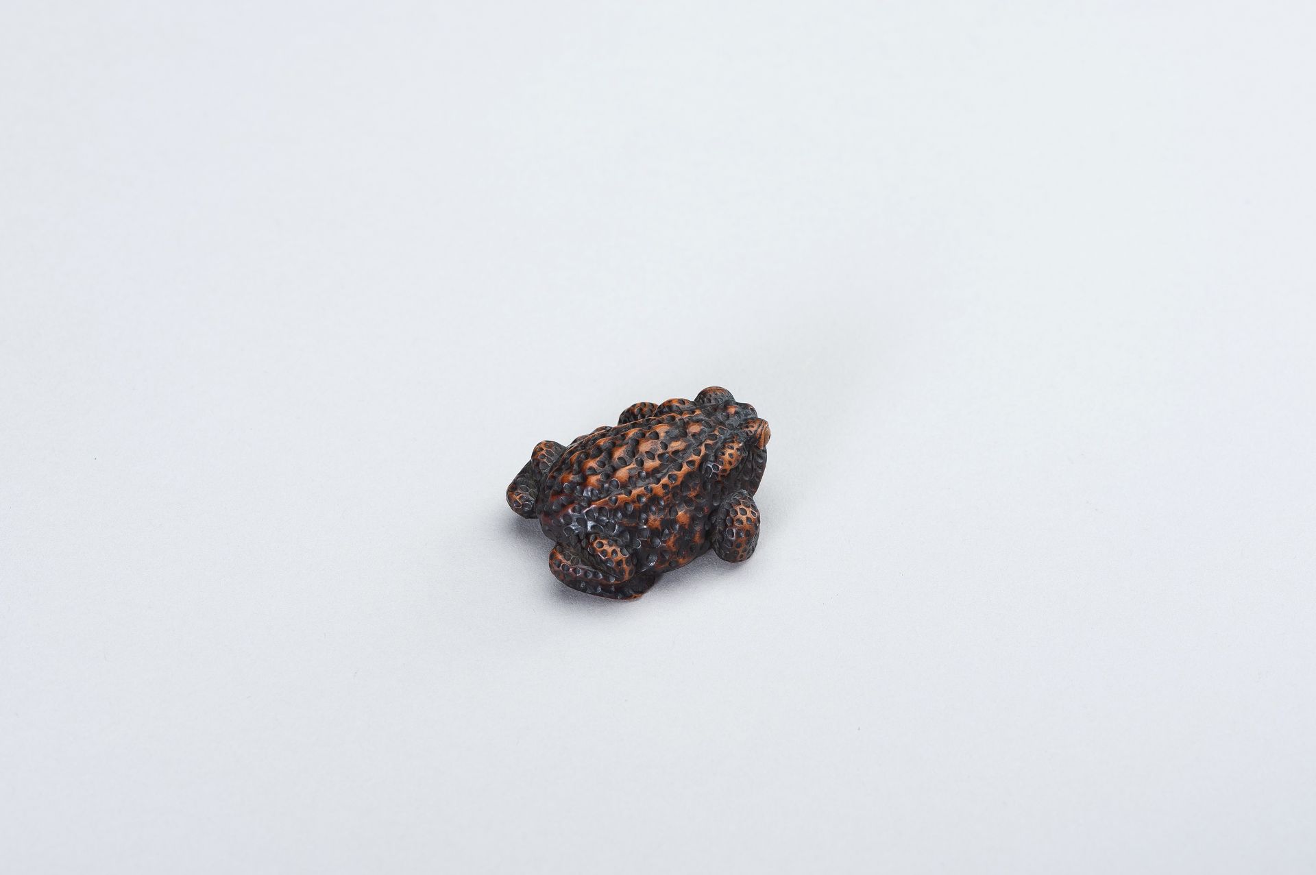 SHIGETADA: A WOOD NETSUKE OF A TOAD - Bild 8 aus 14