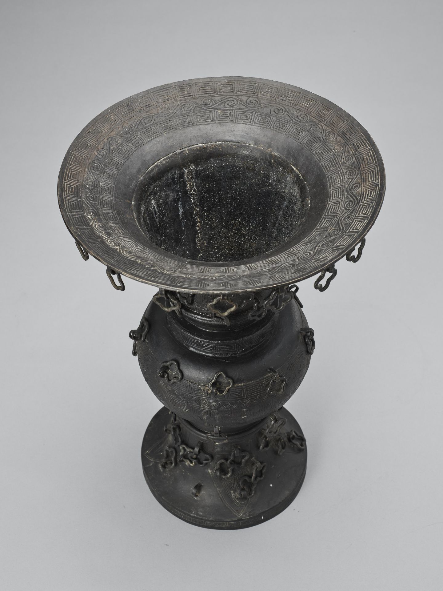 A PAIR OF METAL ALLOY ARCHAISTIC YEN YEN VASES, LATE QING TO REPUBLIC - Image 9 of 10