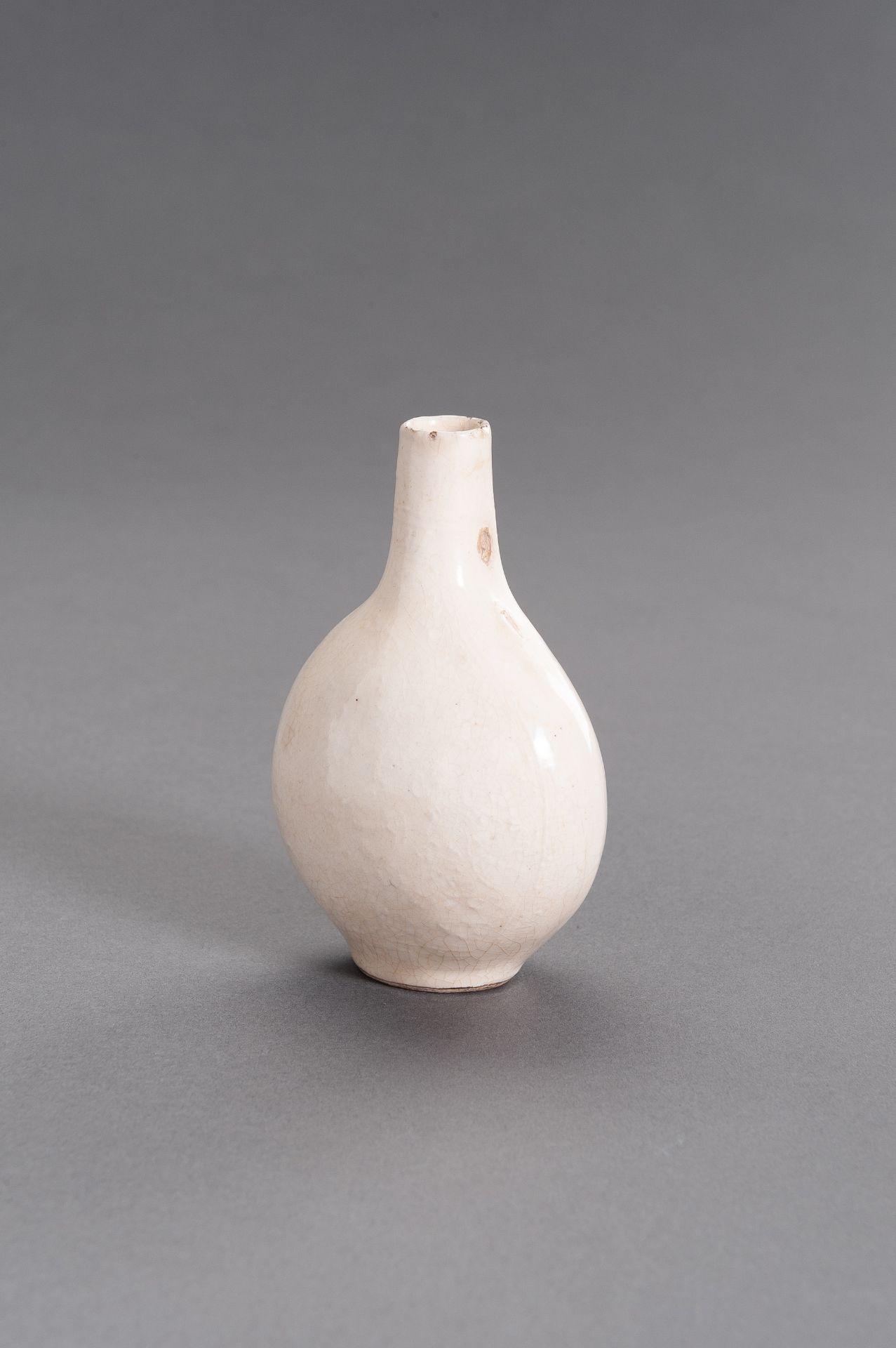 A MOLDED AND CREAM-GLAZED CERAMIC FLASK, MING DYNASTY - Image 7 of 9