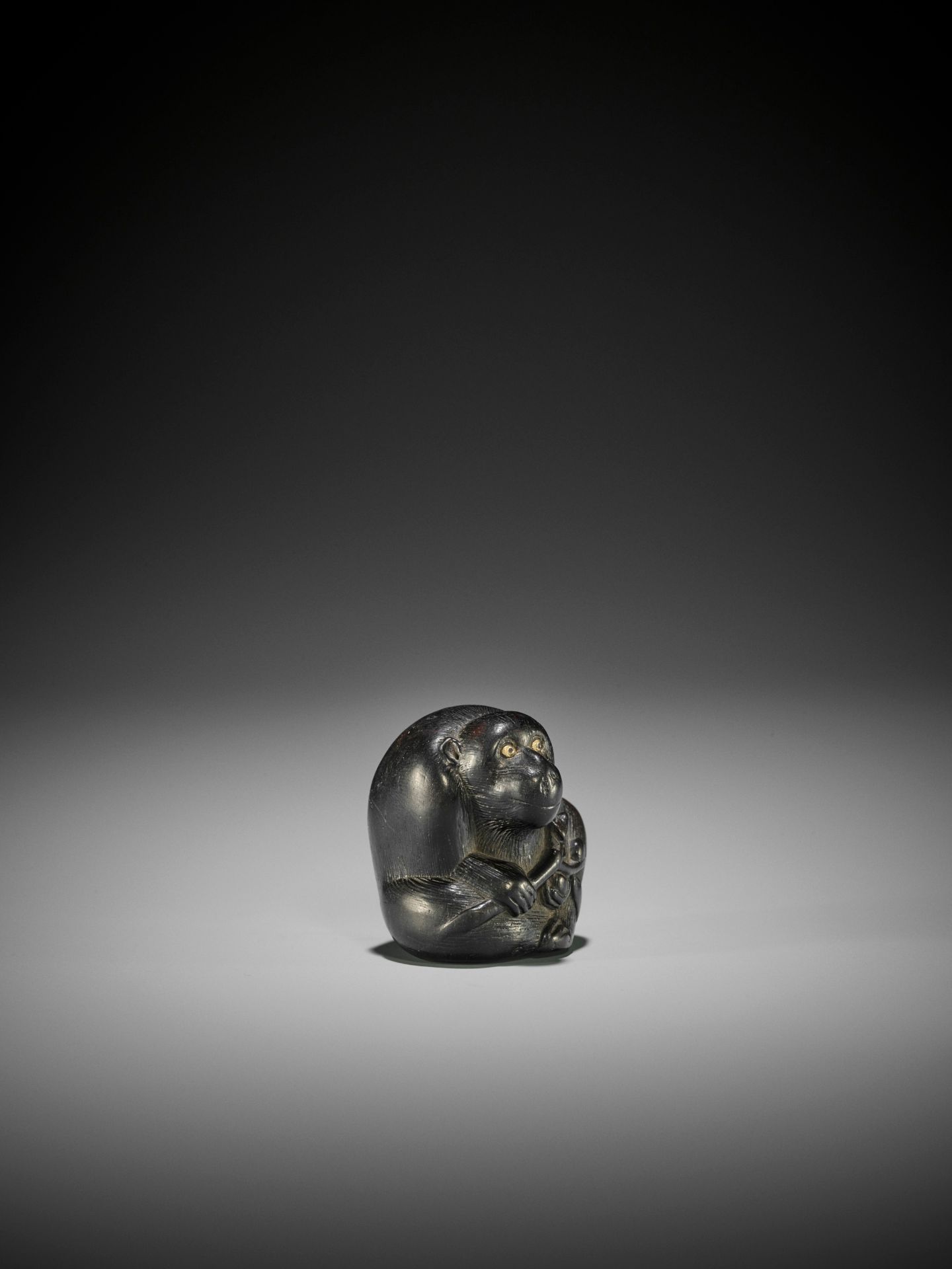 A TSU SCHOOL EBONY WOOD NETSUKE OF A MONKEY - Bild 3 aus 8