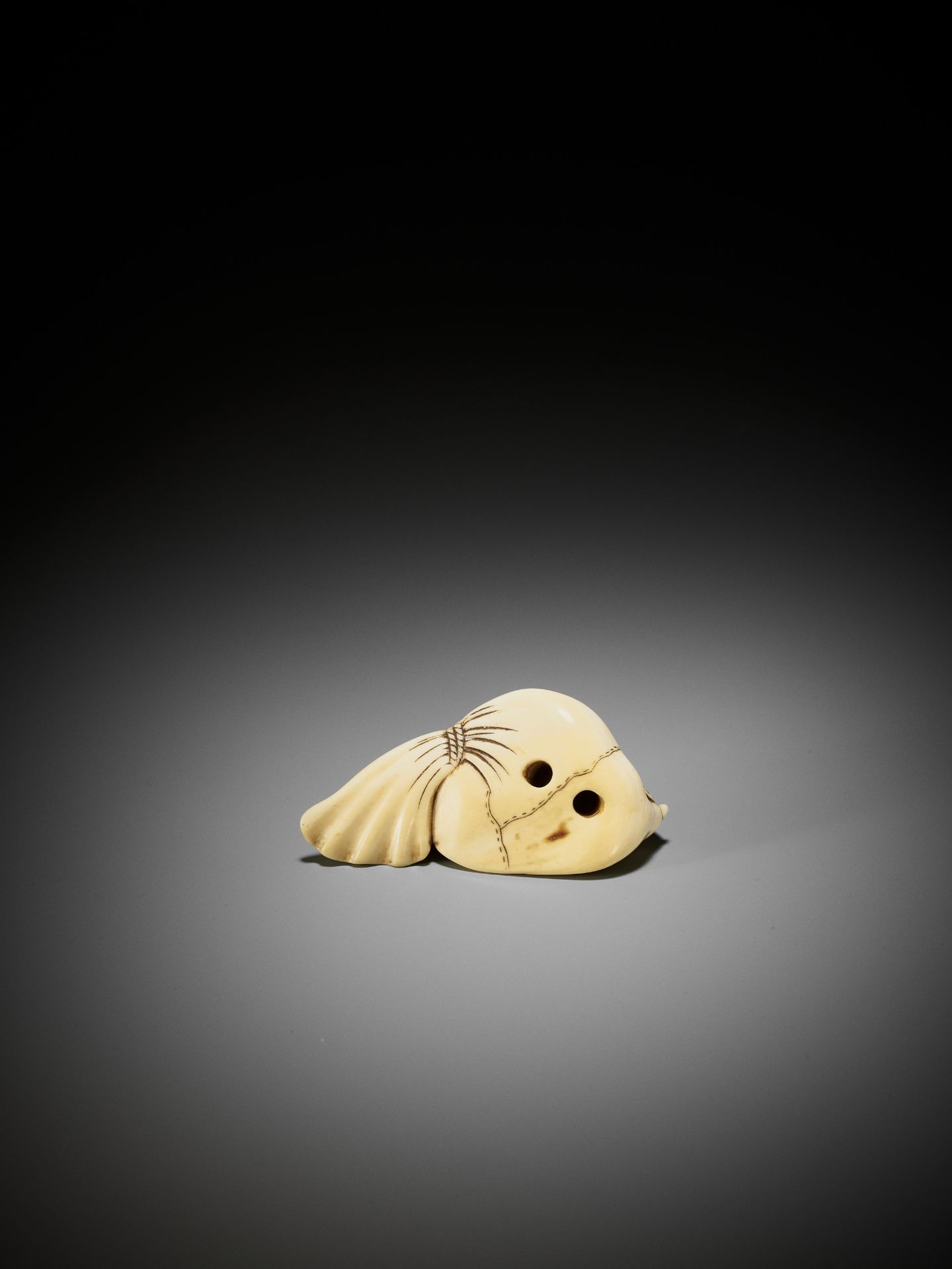 AN IVORY NETSUKE OF ONI IN SHOKI'S BAG - Bild 3 aus 8