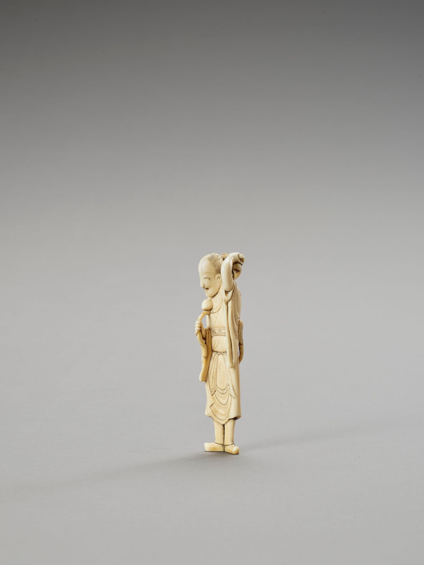 A TALL IVORY NETSUKE OF A SAGE WITH SCEPTER AND HOSSU - Bild 3 aus 5