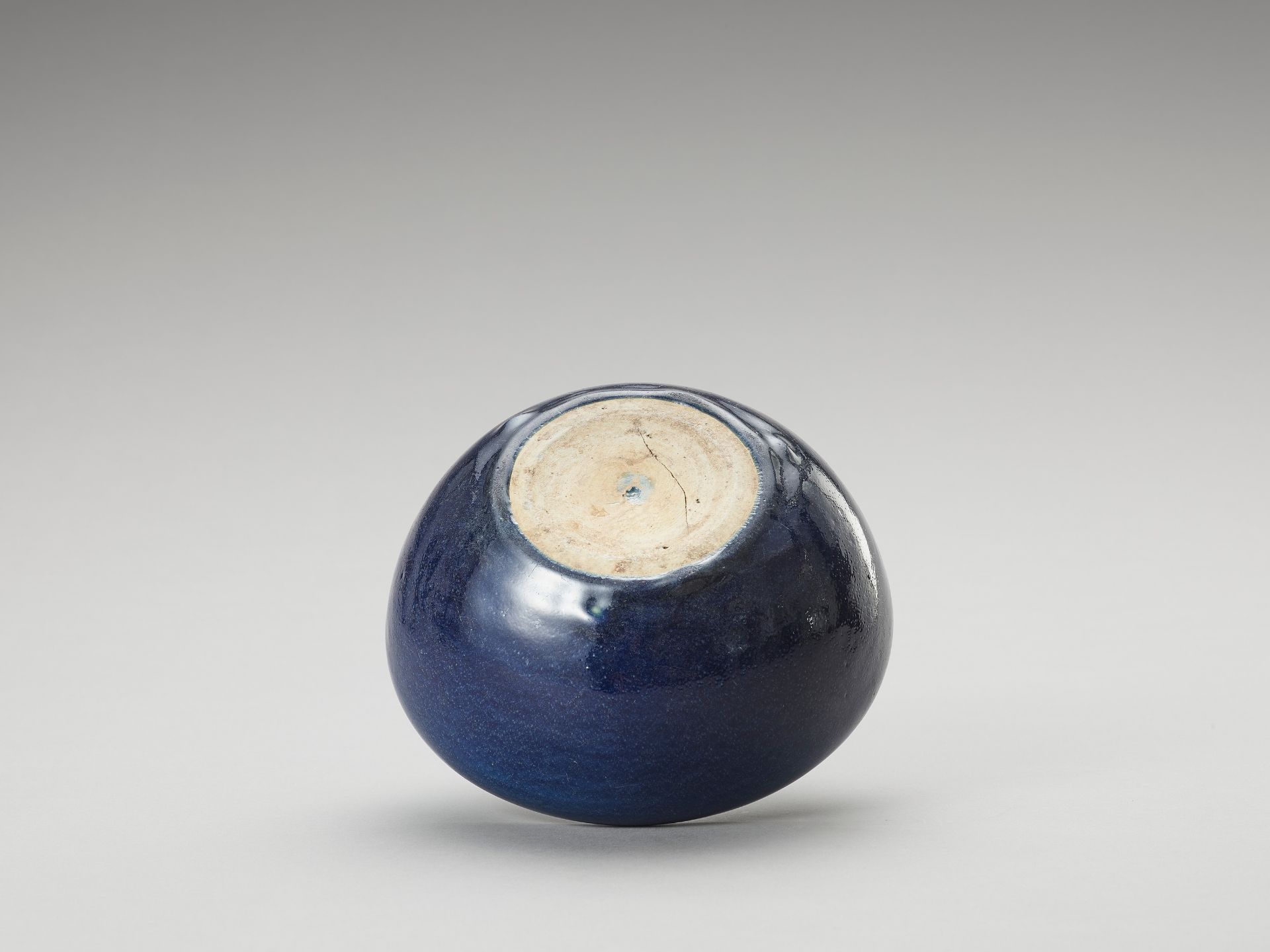 A MONOCHROME, BLUE-GLAZED PORCELAIN BOWL - Bild 6 aus 9