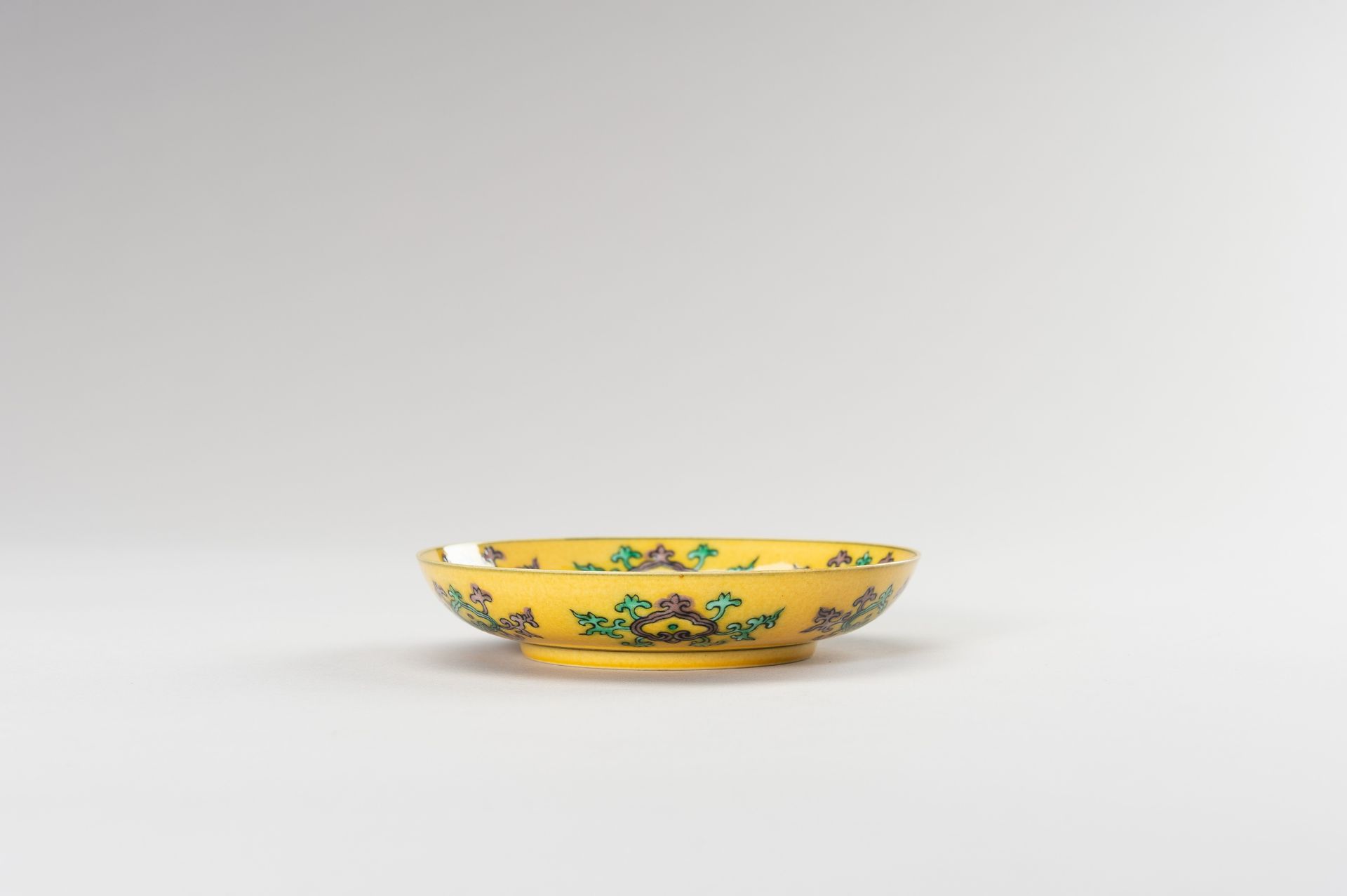 A CHINESE GREEN, YELLOW, AND AUBERGINE 'DRAGON AND PHOENIX' DISH - Image 5 of 7