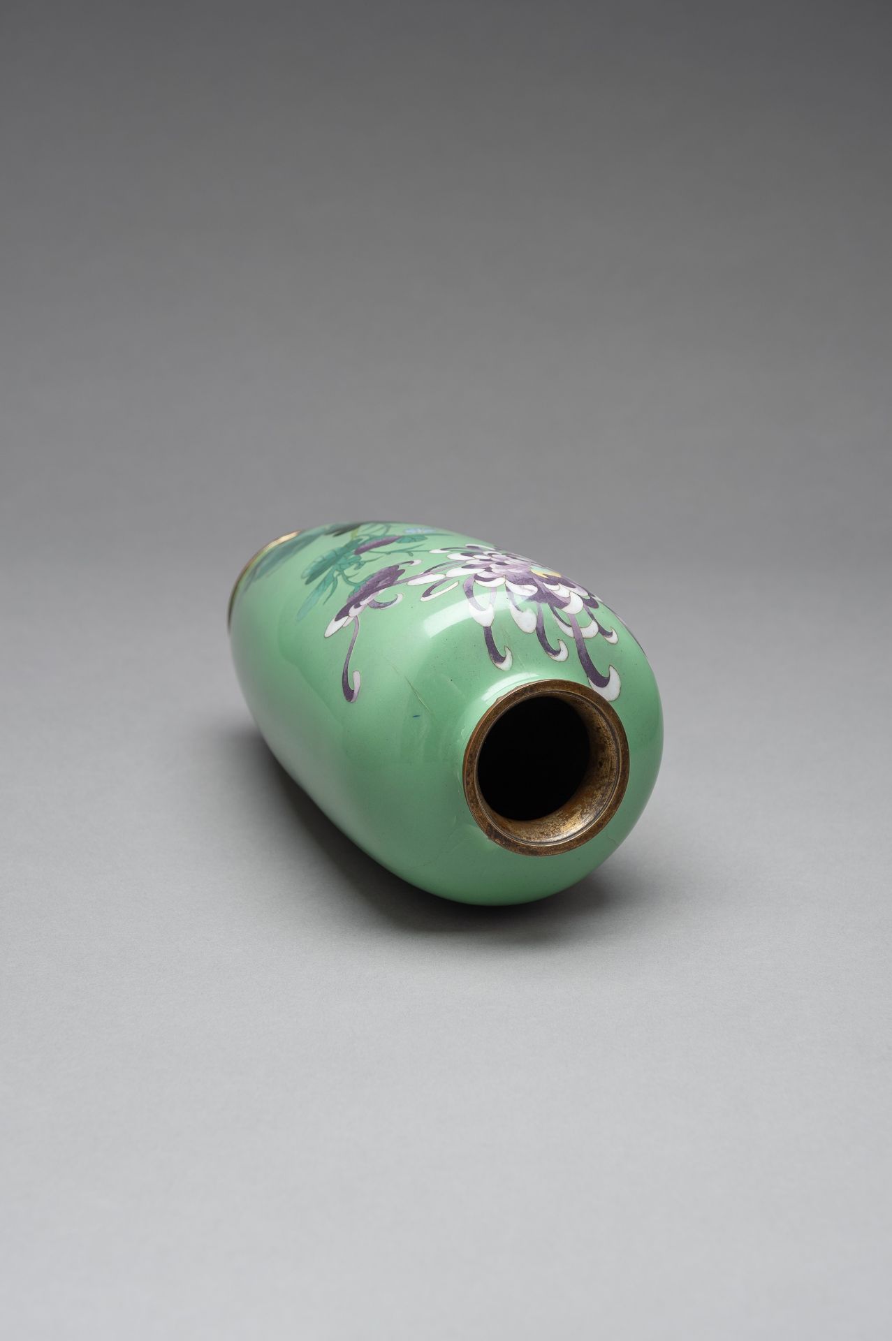 A PALE GREEN CLOISONNE ENAMEL VASE - Image 8 of 8