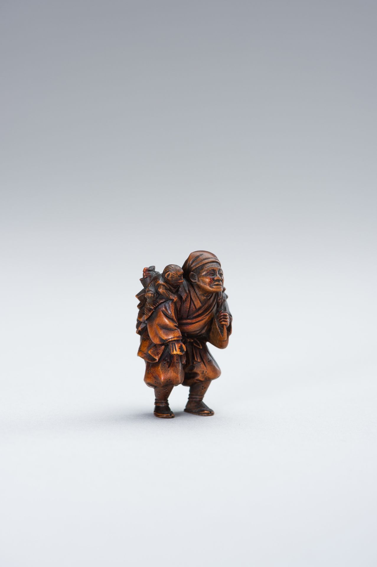 MINKOKU: A WOOD NETSUKE OF SARUMAWASHI - Bild 7 aus 11