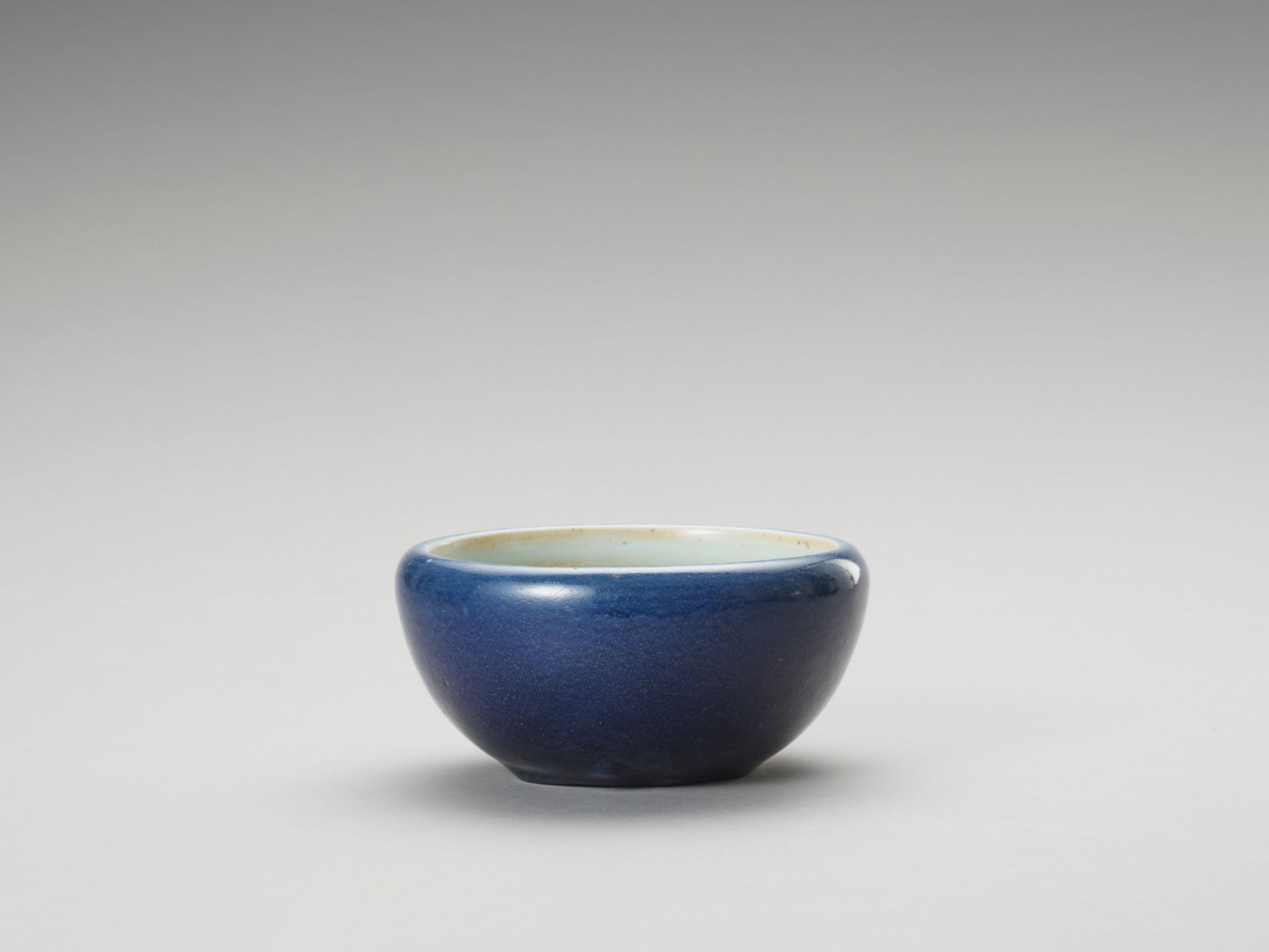 A MONOCHROME, BLUE-GLAZED PORCELAIN BOWL - Bild 7 aus 9