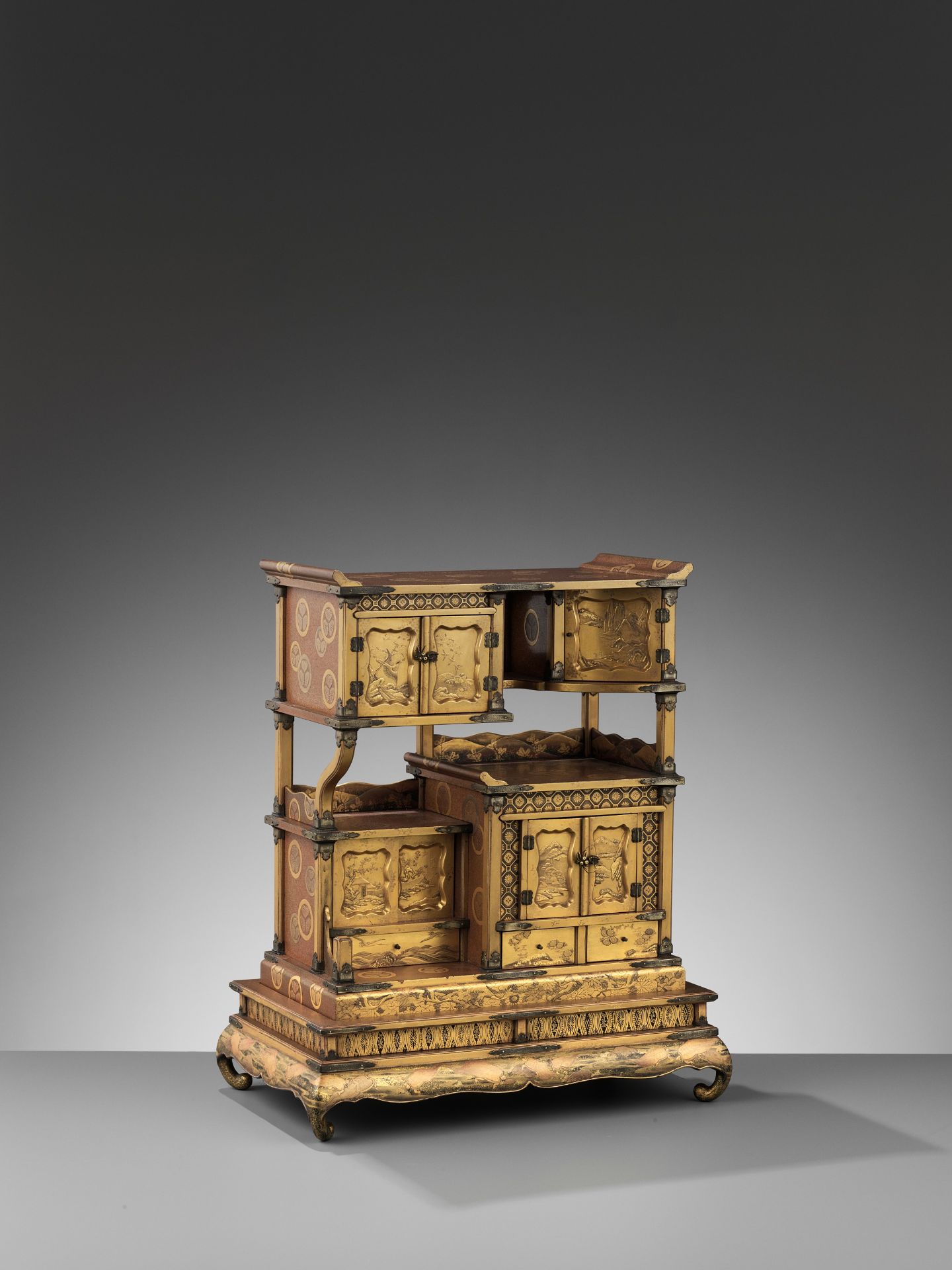 A SUPERB AND RARE SMALL GOLD-LACQUER SHODANA (DISPLAY CABINET) WITH STAND - Image 15 of 18