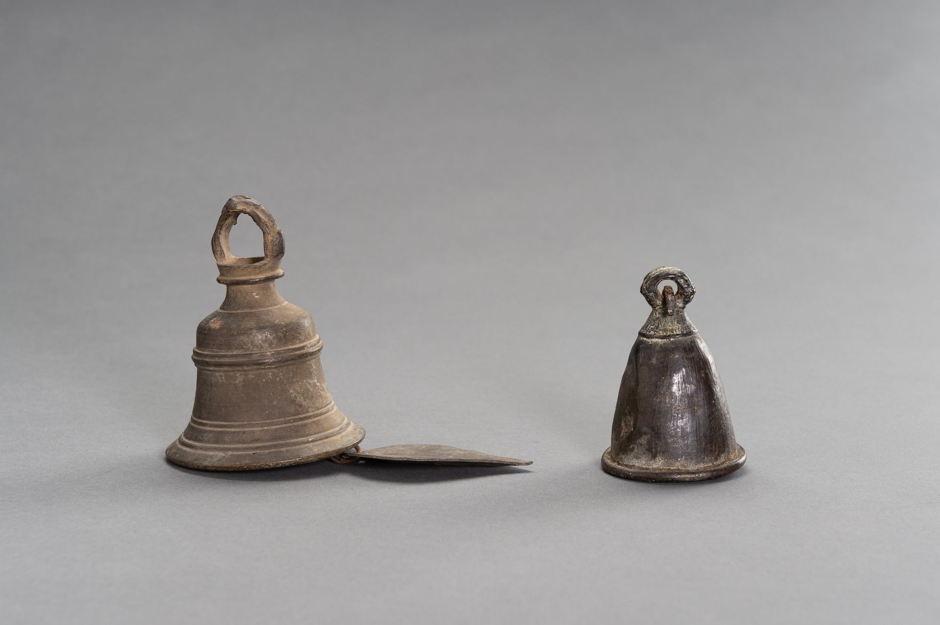 TWO BRONZE GHANTA BELLS - Bild 4 aus 7