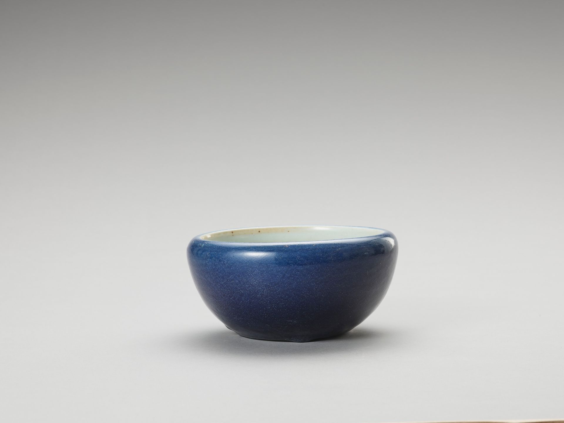 A MONOCHROME, BLUE-GLAZED PORCELAIN BOWL - Bild 2 aus 9