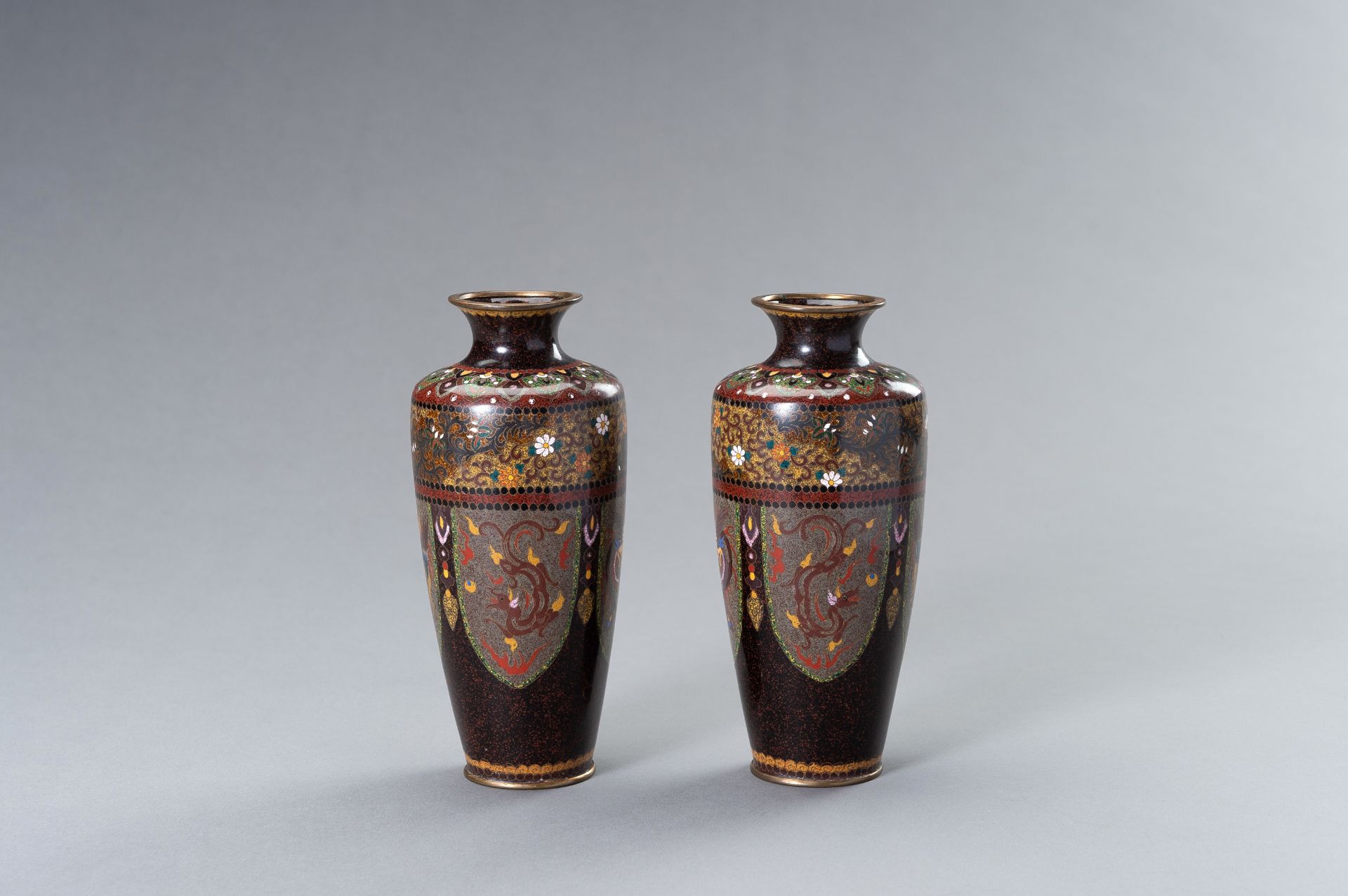 A PAIR OF TWO CLOISONNE ENAMEL VASES - Image 5 of 10