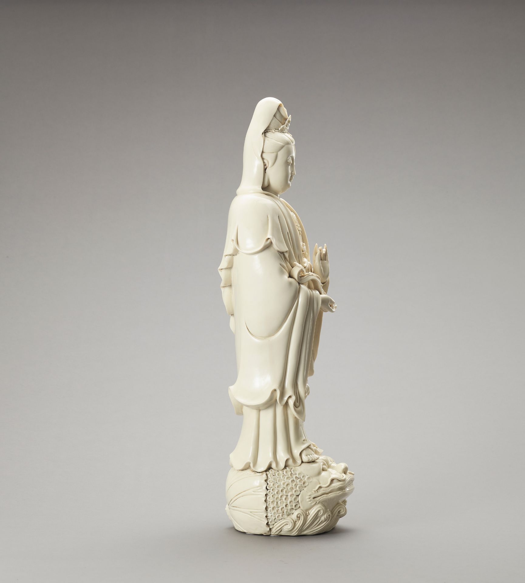 AN IMPRESSIVE AND VERY LARGE BLANC DE CHINE PORCELAIN FIGURE OF GUANYIN - Bild 4 aus 9