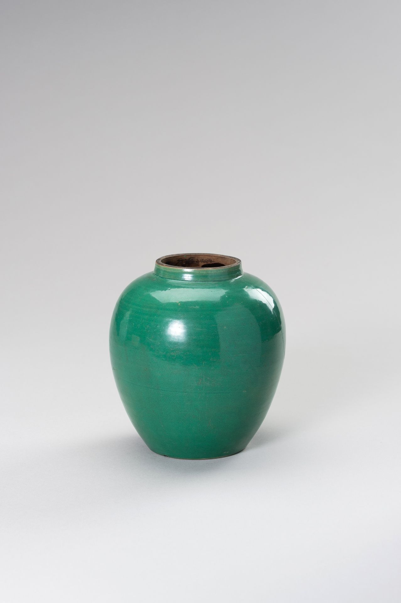 A GREEN GLAZED PORCELAIN JAR - Bild 4 aus 9