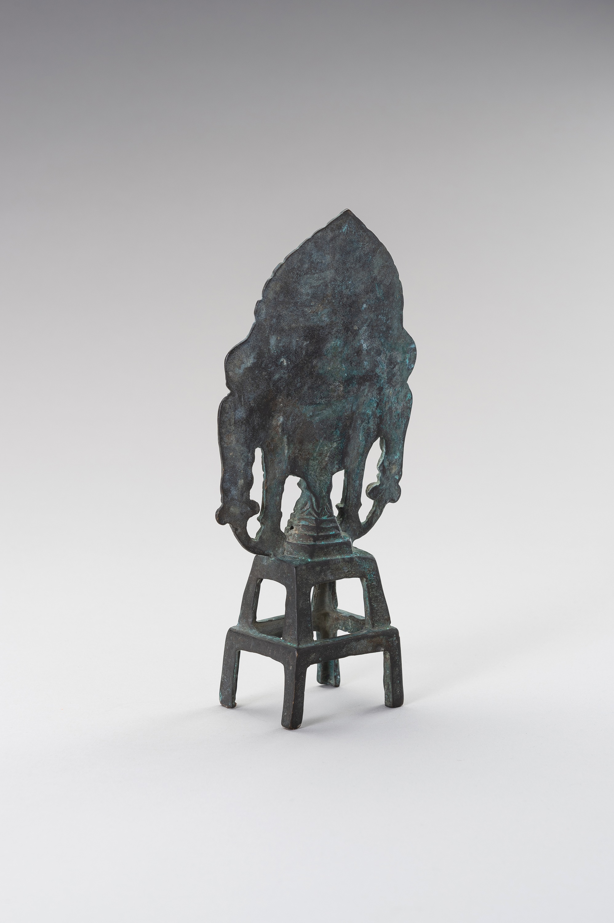 AN UNUSUAL TANG STYLE FOOTED BRONZE STELE - Image 5 of 11