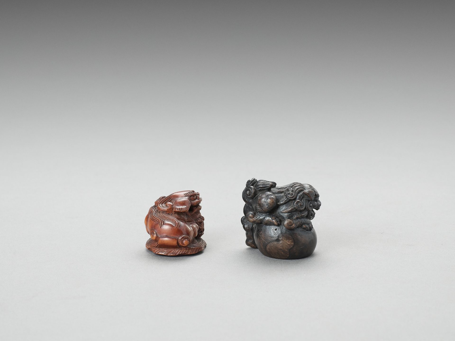 TWO WOOD NETSUKE OF SHISHI - Bild 5 aus 6