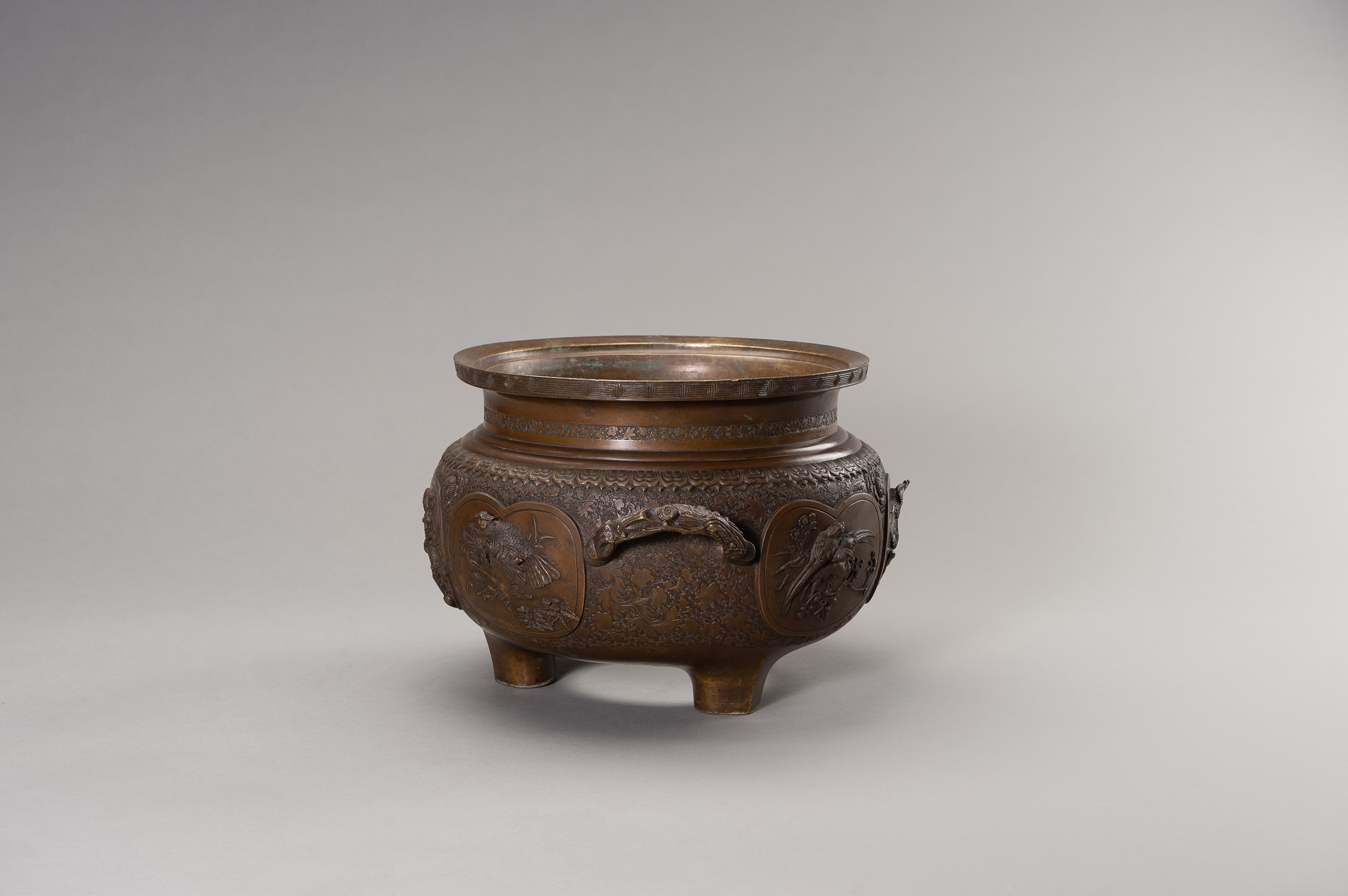 A LARGE AND HEAVY BRONZE TRIPOD CENSER - Image 4 of 13