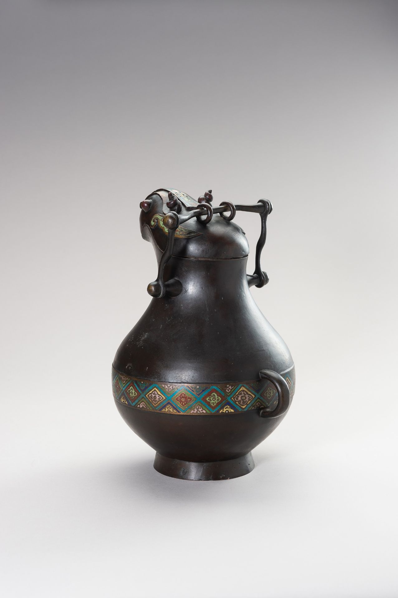 AN ARCHAISTIC ZOOMORPHIC BRONZE AND CLOISONNE WINE VESSEL HU - Image 2 of 13