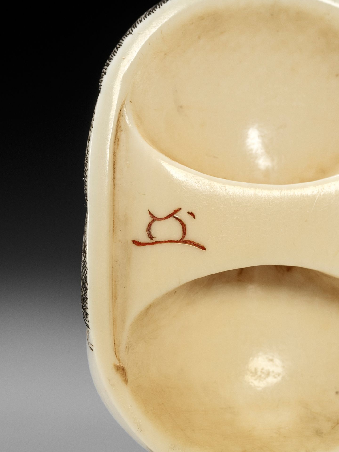 KOGYOKU: A FINE IVORY MASK NETSUKE OF OKAME - Bild 12 aus 13