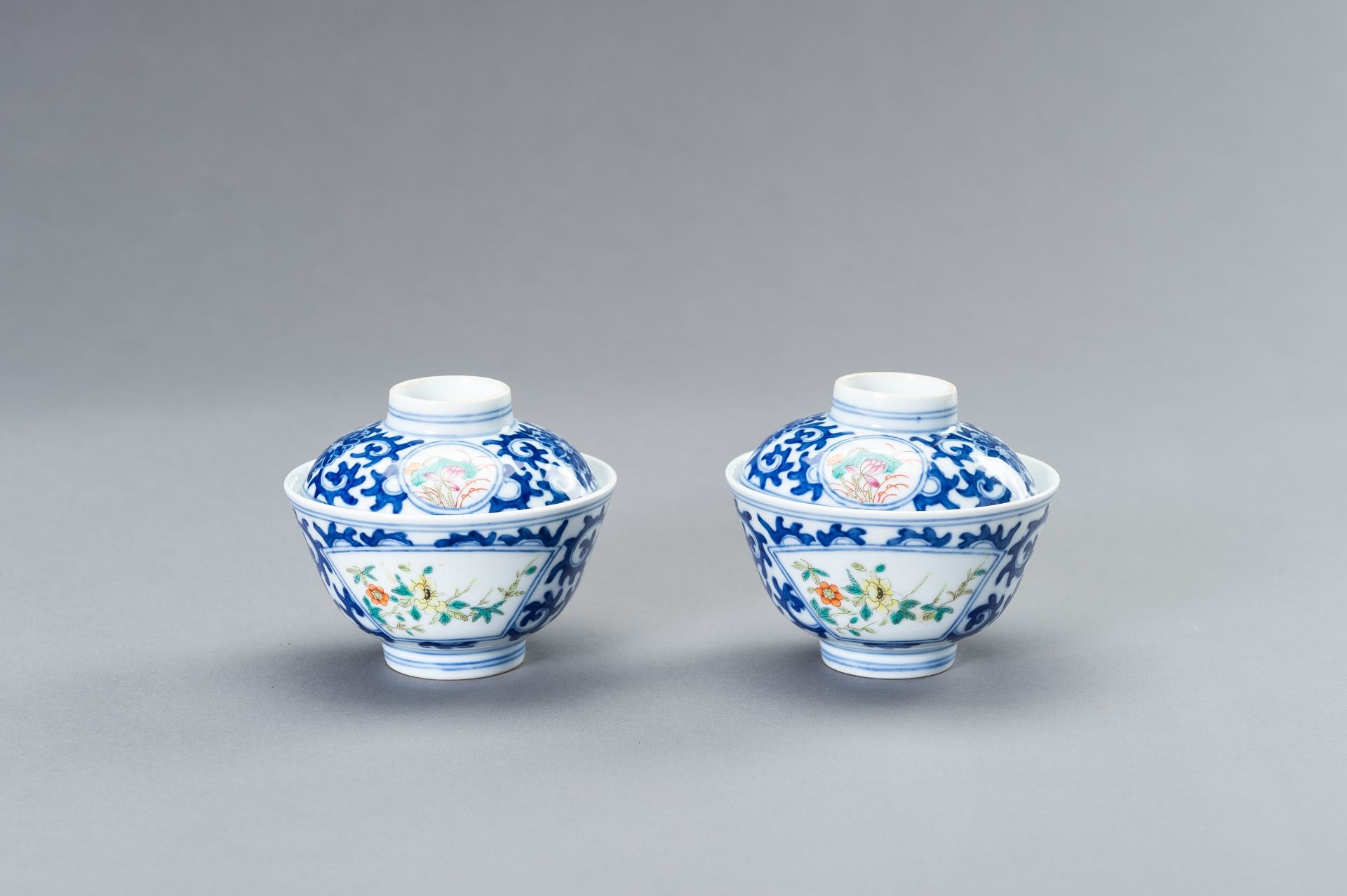 A PAIR OF XUANTONG MARK AND PERIOD PORCELAIN BOWLS WITH COVERS - Bild 4 aus 12