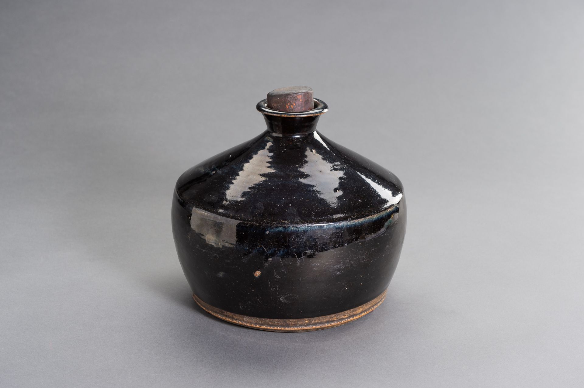 A LARGE HENAN BLACK-GLAZED BOTTLE, SONG DYNASTY - Bild 5 aus 8