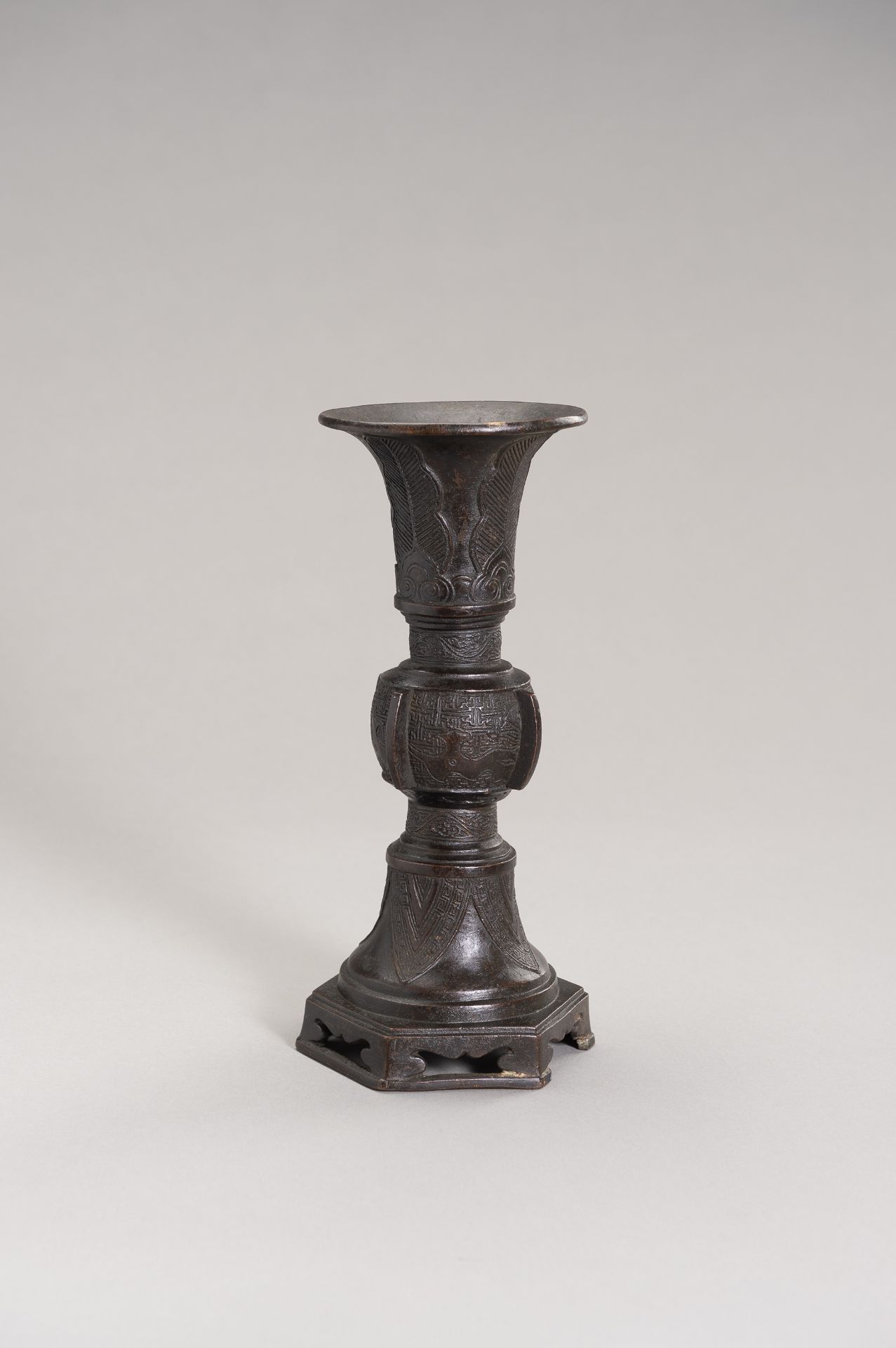 AN ARCHAISTIC BRONZE GU VASE - Bild 6 aus 8