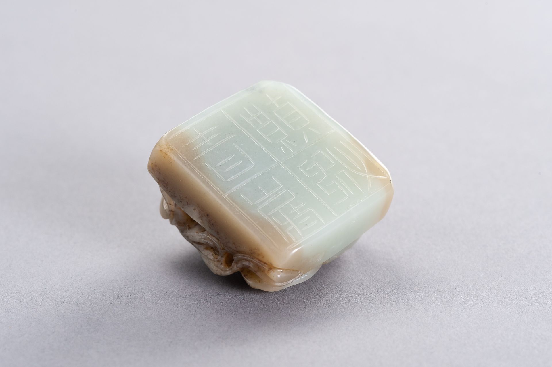 A CELADON AND RUSSET JADE 'QILIN' SEAL, LATE QING TO REPUBLIC - Bild 7 aus 8