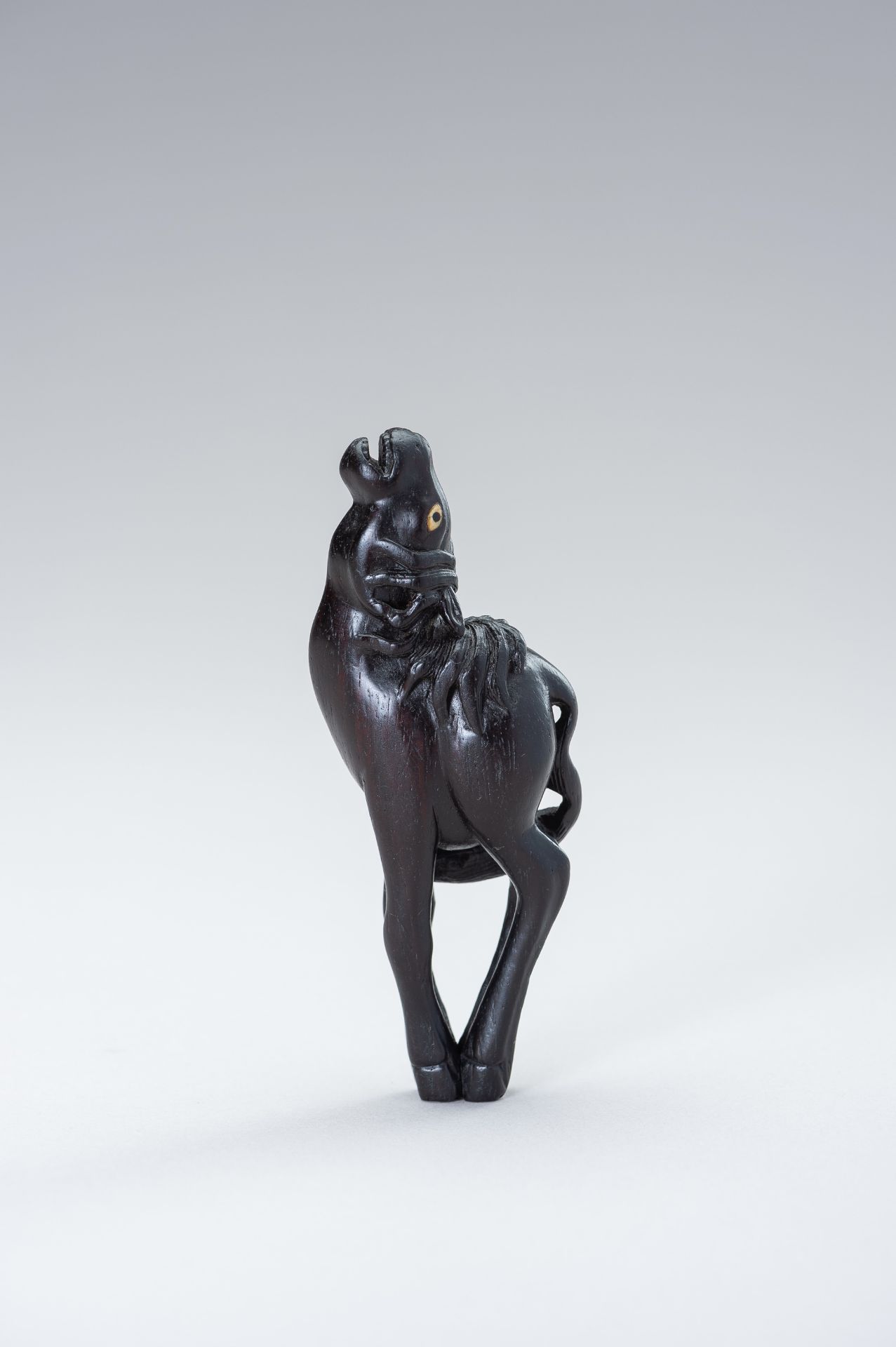 A LARGE EBONY WOOD NETSUKE OF A BAYING HORSE - Bild 2 aus 13