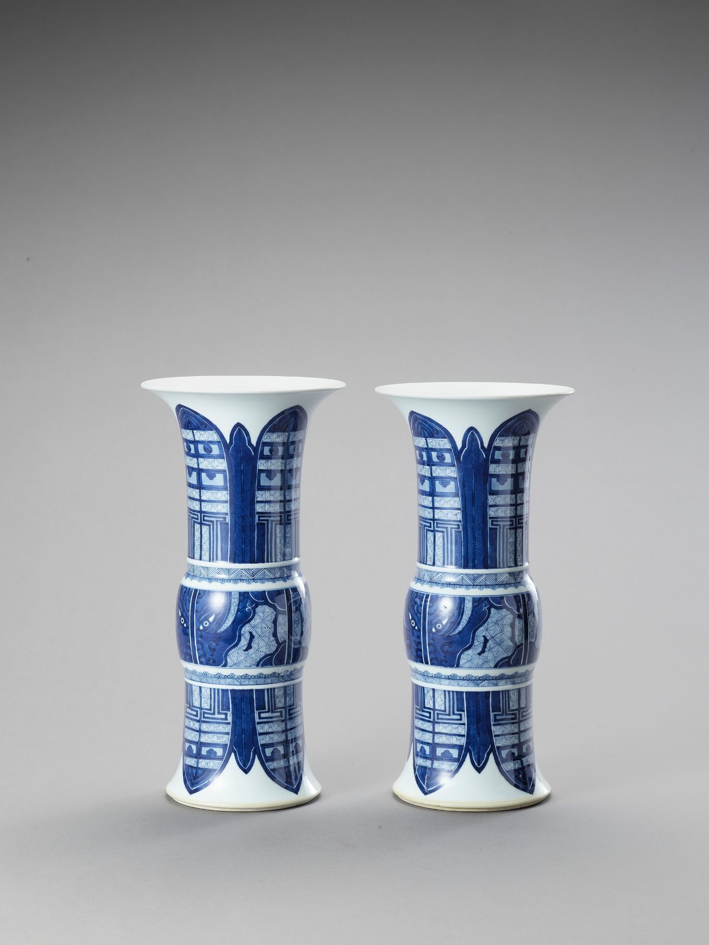 A LARGE PAIR OF BEAKER VASES - Bild 2 aus 6