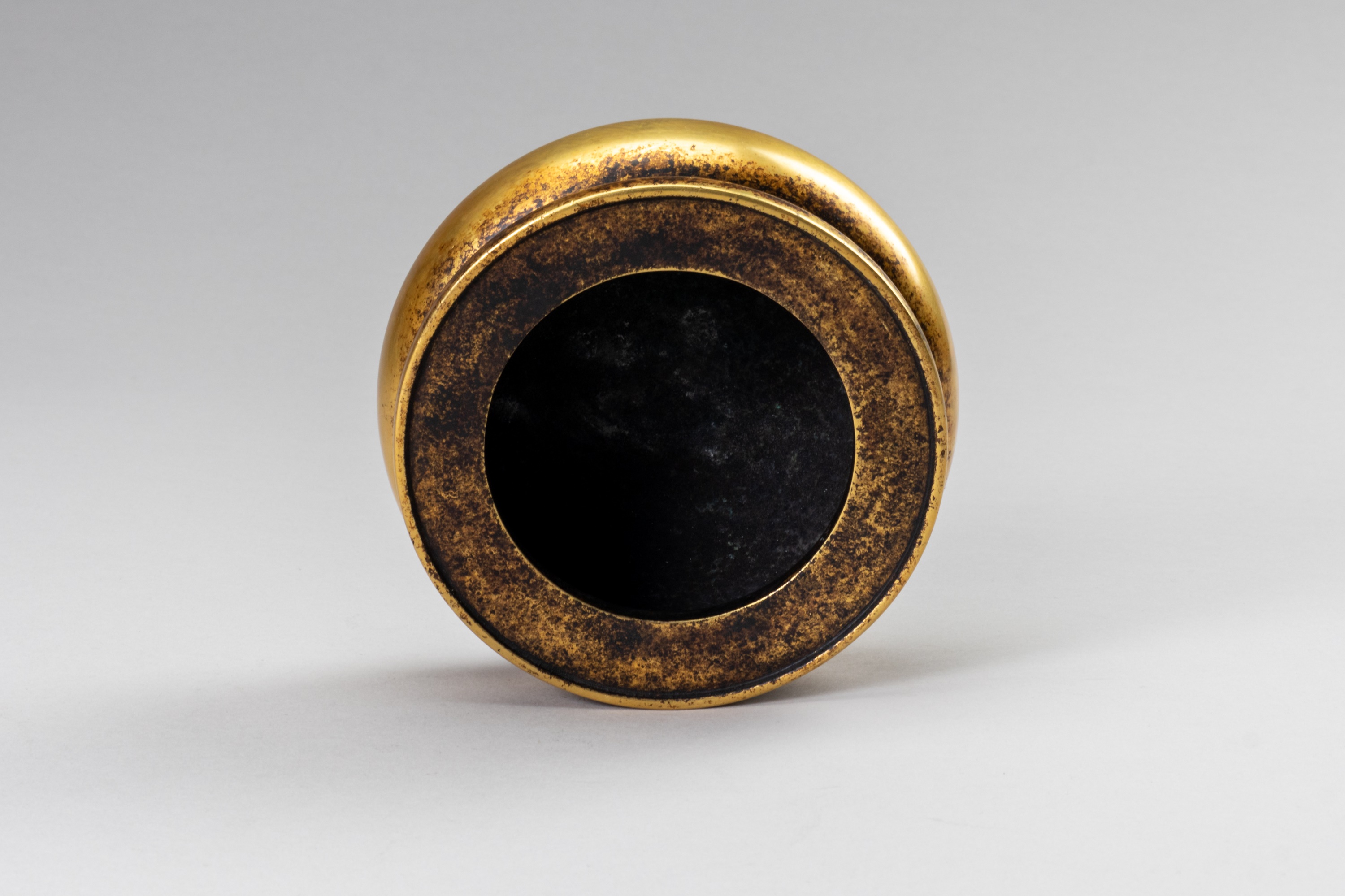 A SMALL GILT-BRONZE TRIPOD CENSER - Image 9 of 9