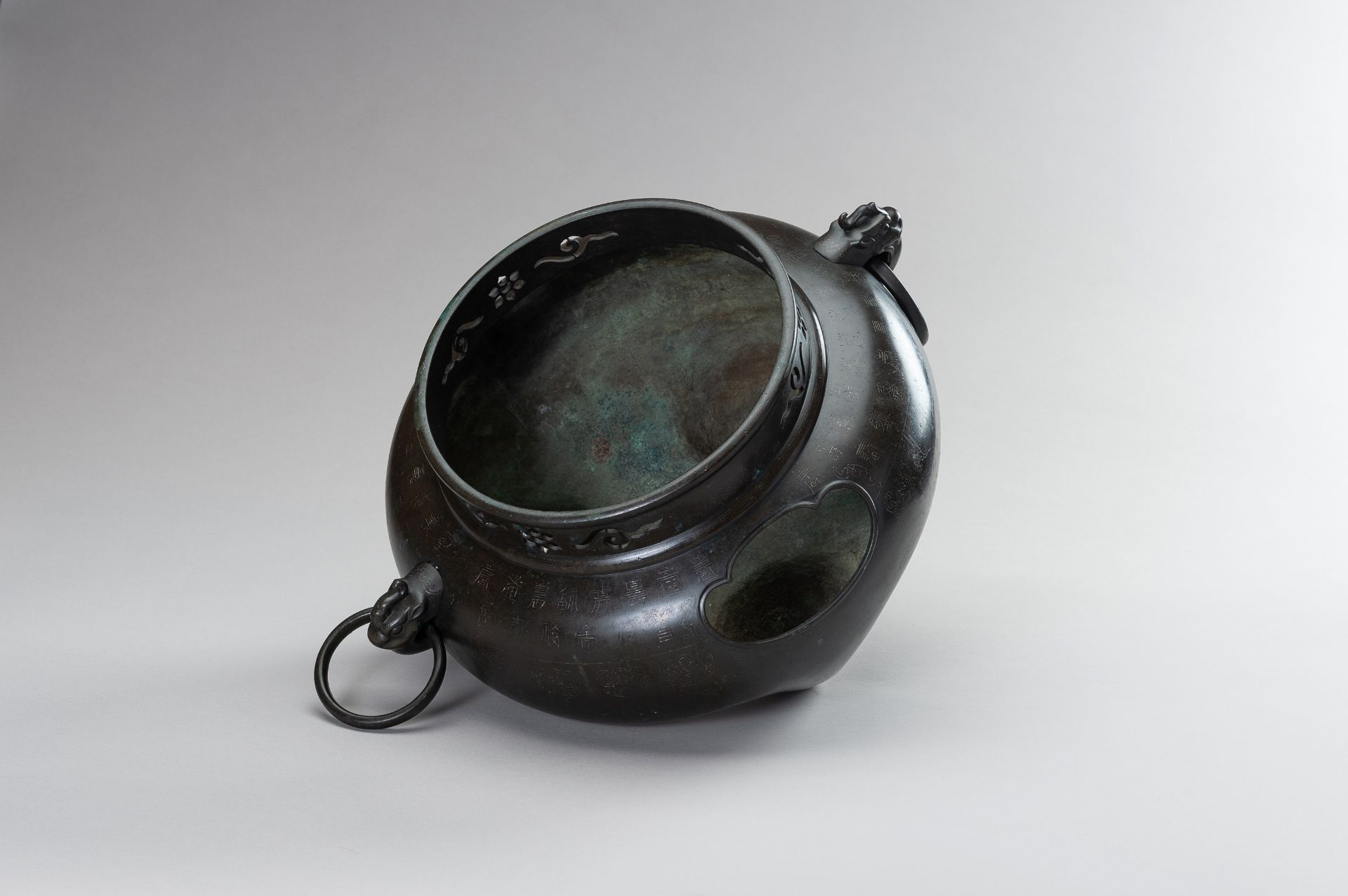 A LARGE SHISOU SILVER INLAID BRONZE TRIPOD CENSER - Image 8 of 9