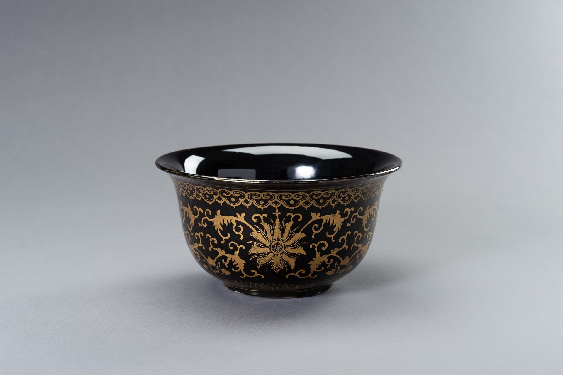 A LARGE BLACK AND GOLD PORCELAIN BOWL - Bild 3 aus 12