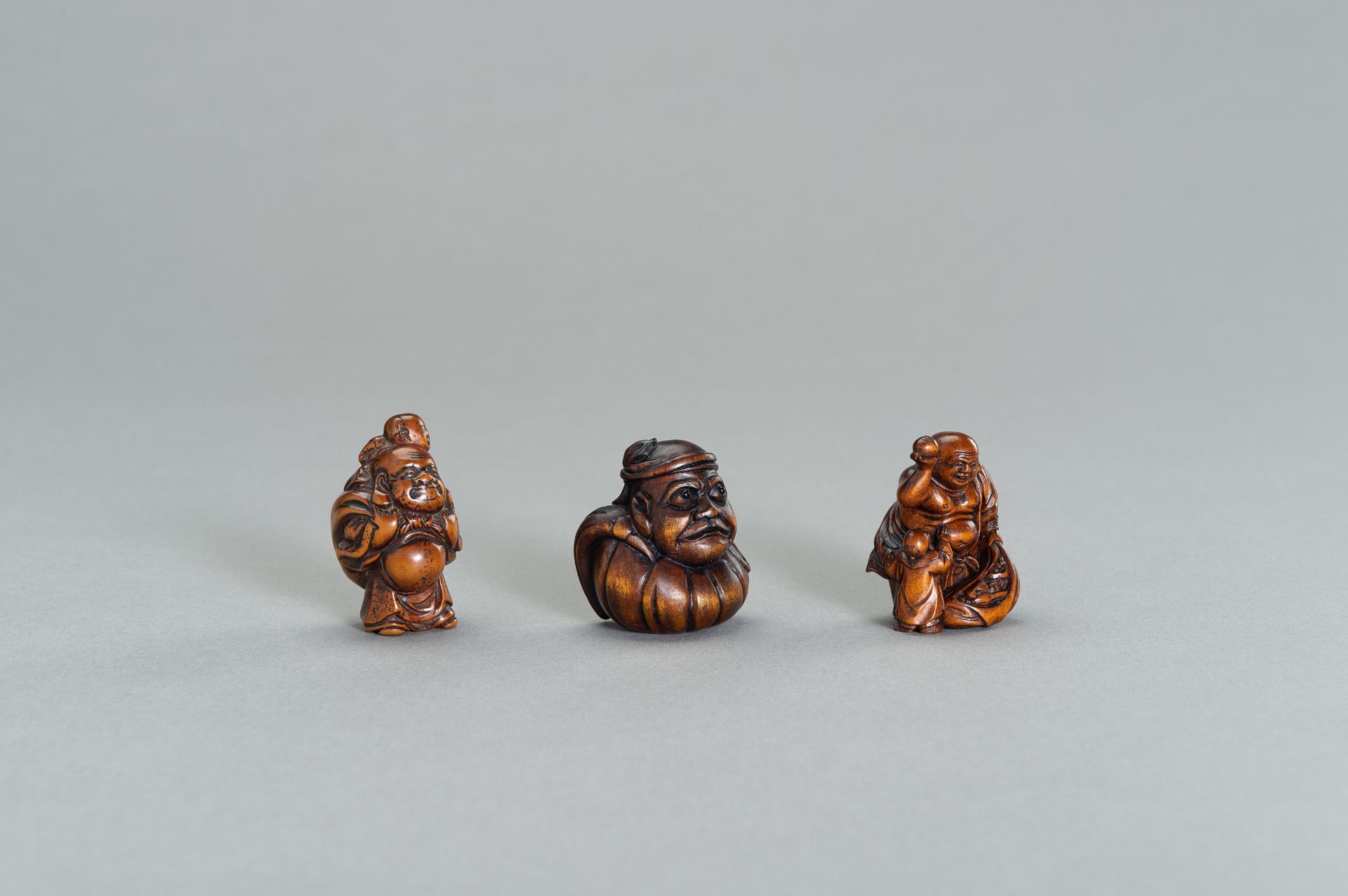 A GROUP OF THREE WOOD NETSUKE OF HOTEI AND DARUMA - Bild 3 aus 9