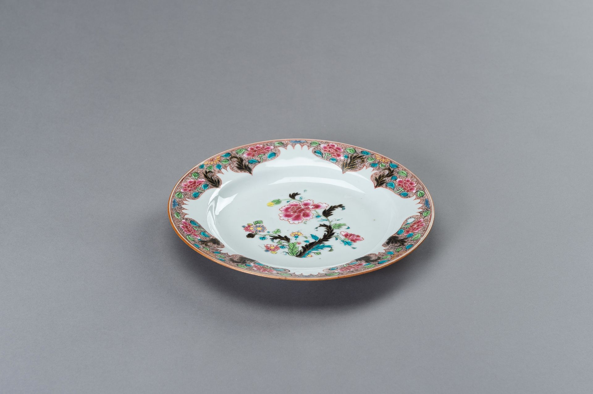 A 'FLORAL' FAMILLE ROSE PORCELAIN PLATE - Bild 5 aus 6