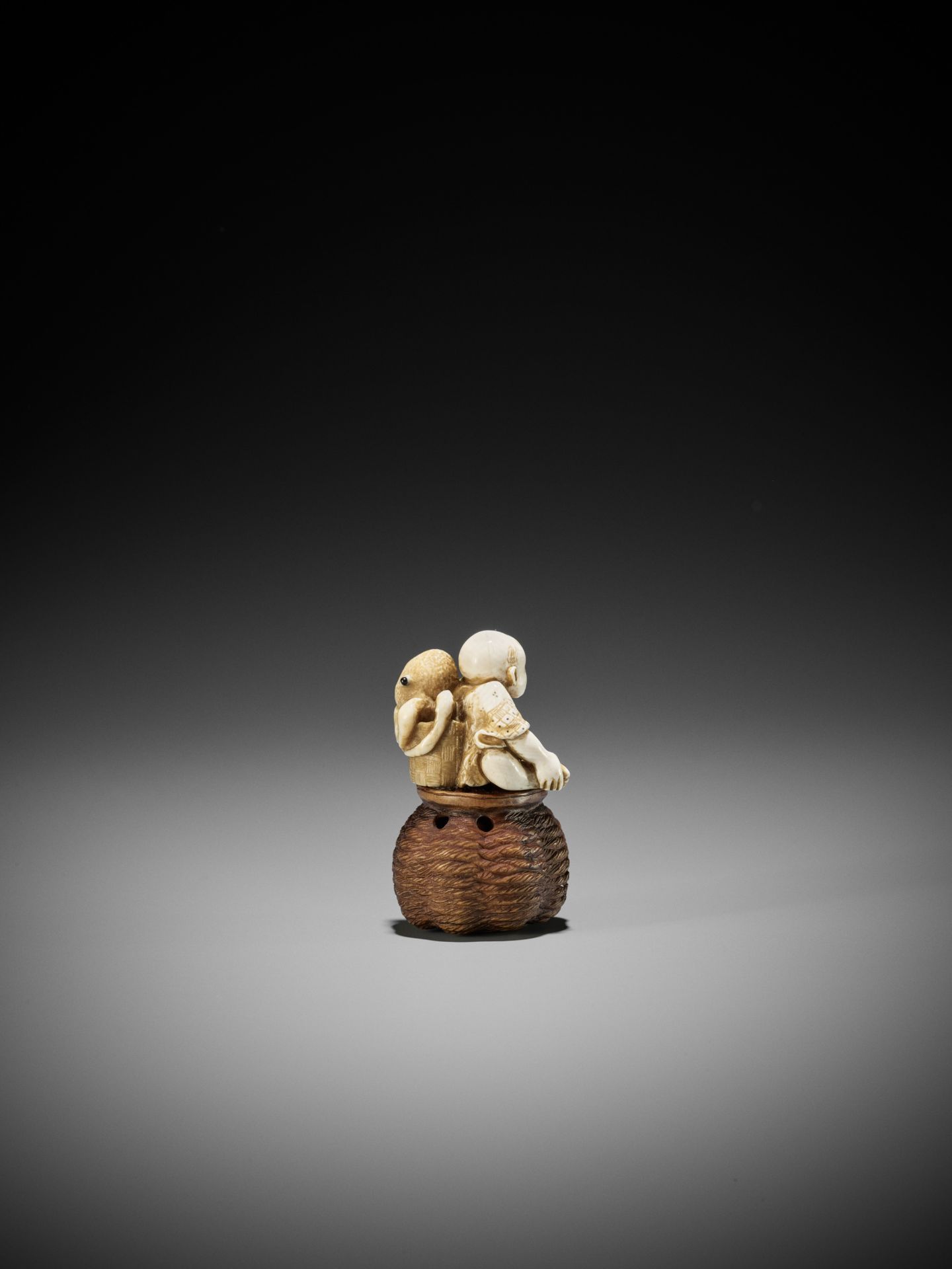 DERKACHENKO: A WOOD AND MAMMOTH IVORY SHUNGA NETSUKE OF A KARAKO WITH OCTOPUS - Bild 8 aus 14