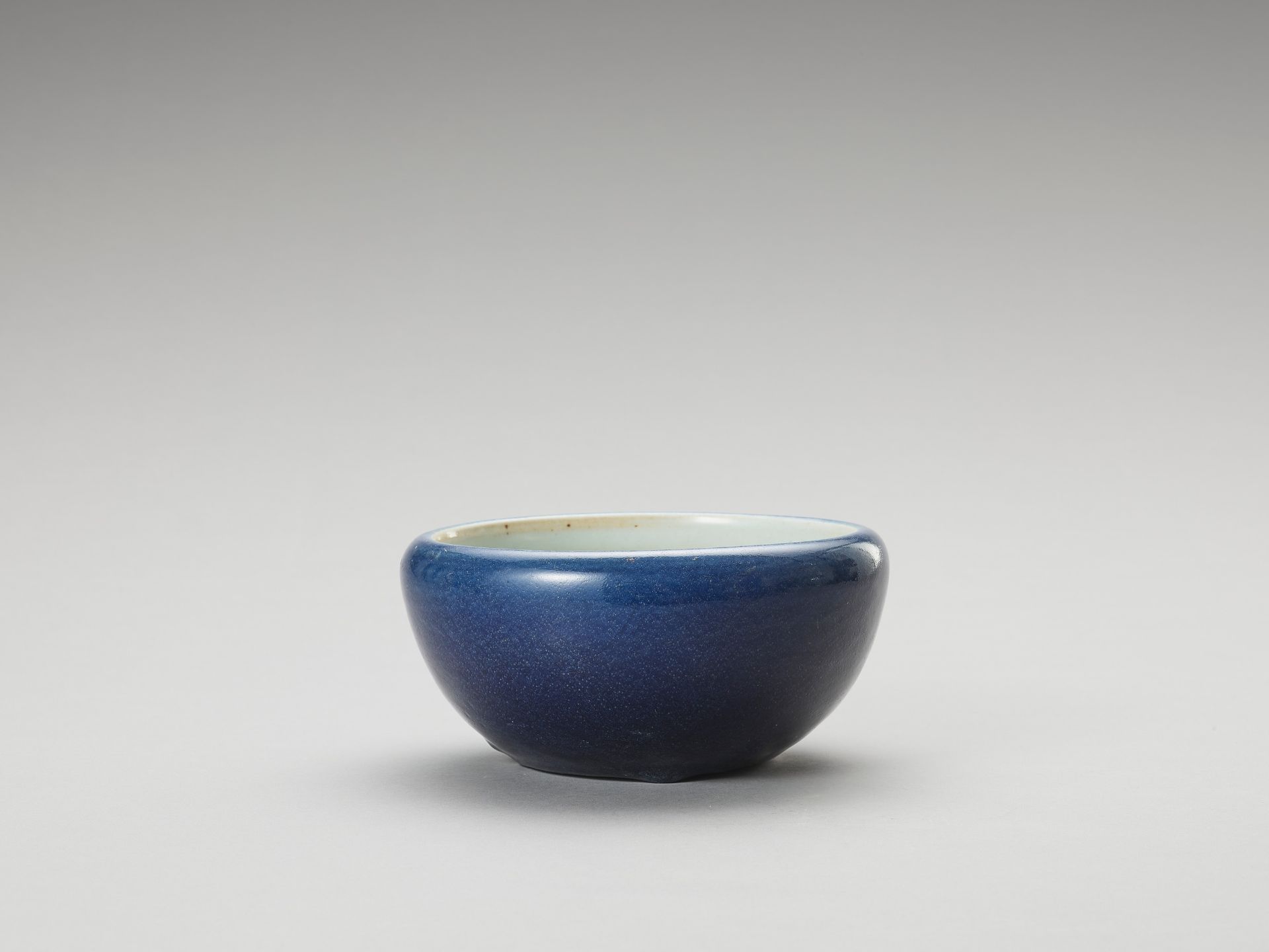 A MONOCHROME, BLUE-GLAZED PORCELAIN BOWL - Bild 3 aus 9