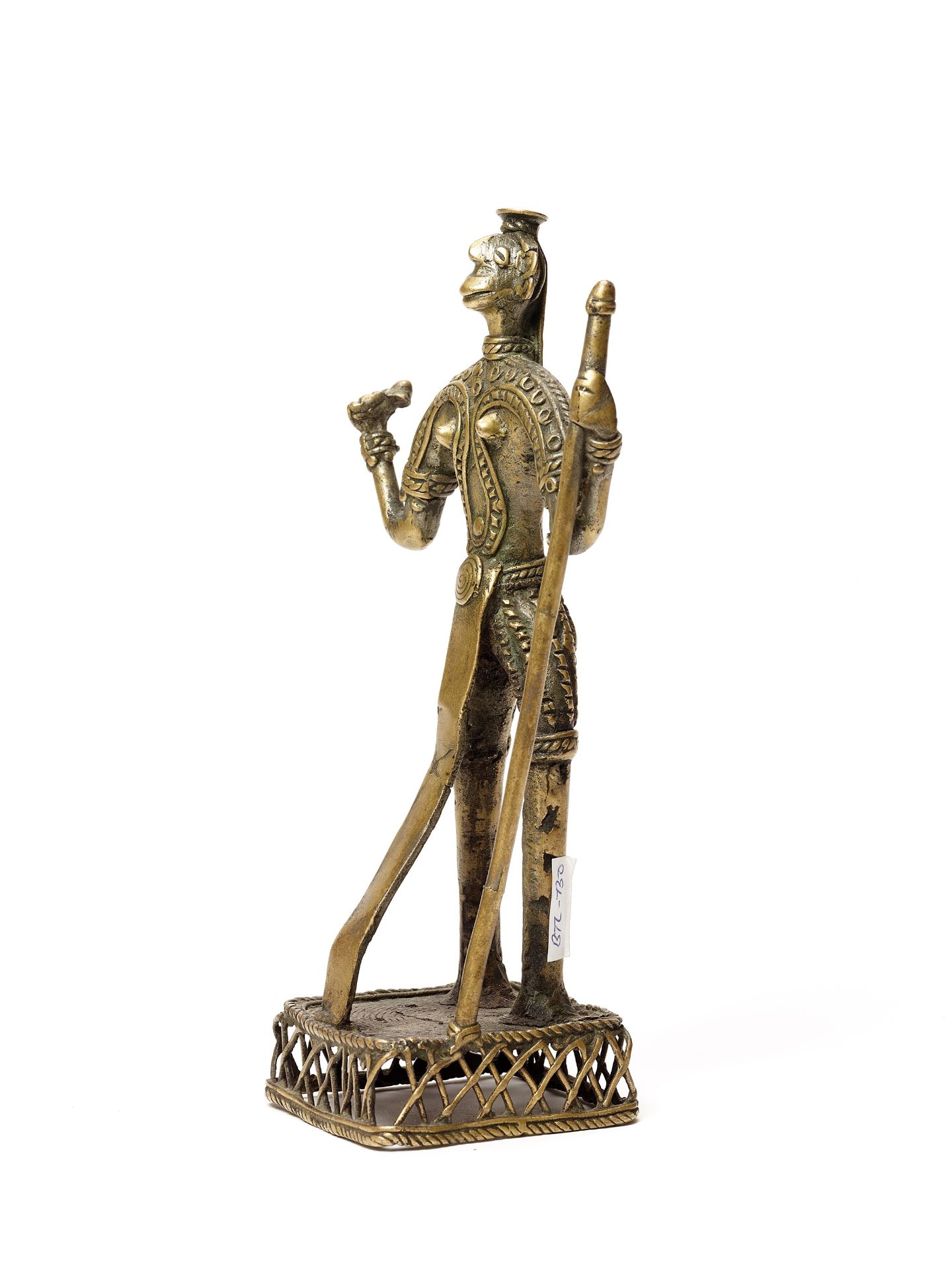 A BASTAR BRONZE OF A FEMALE DEITY WITH A CEREMONIAL STAFF - Bild 2 aus 4