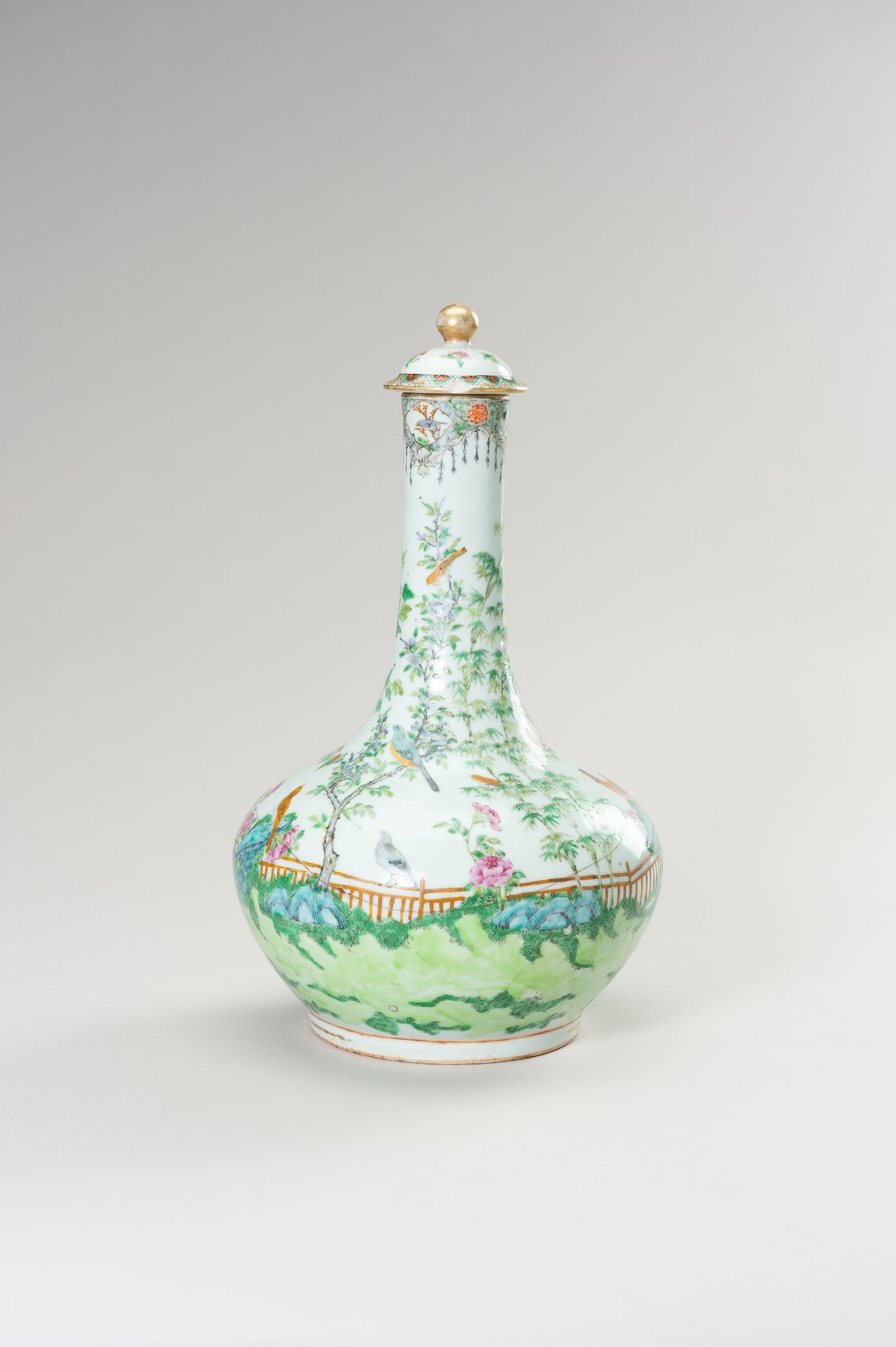 A FAMILLE ROSE BOTTLE VASE WITH LID - Bild 8 aus 12