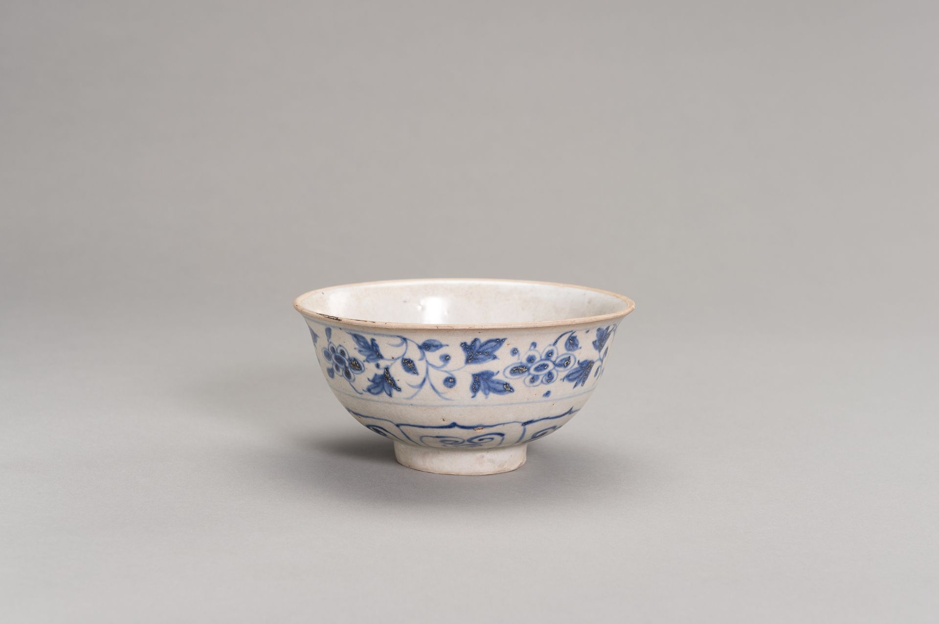 A BLUE AND WHITE PORCELAIN BOWL - Bild 3 aus 7